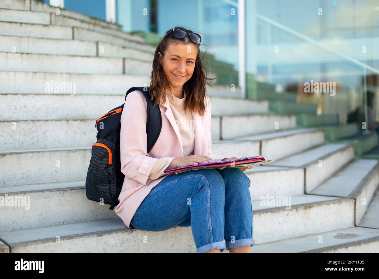 Studentin mit Tasche vor der Universität Stockfoto