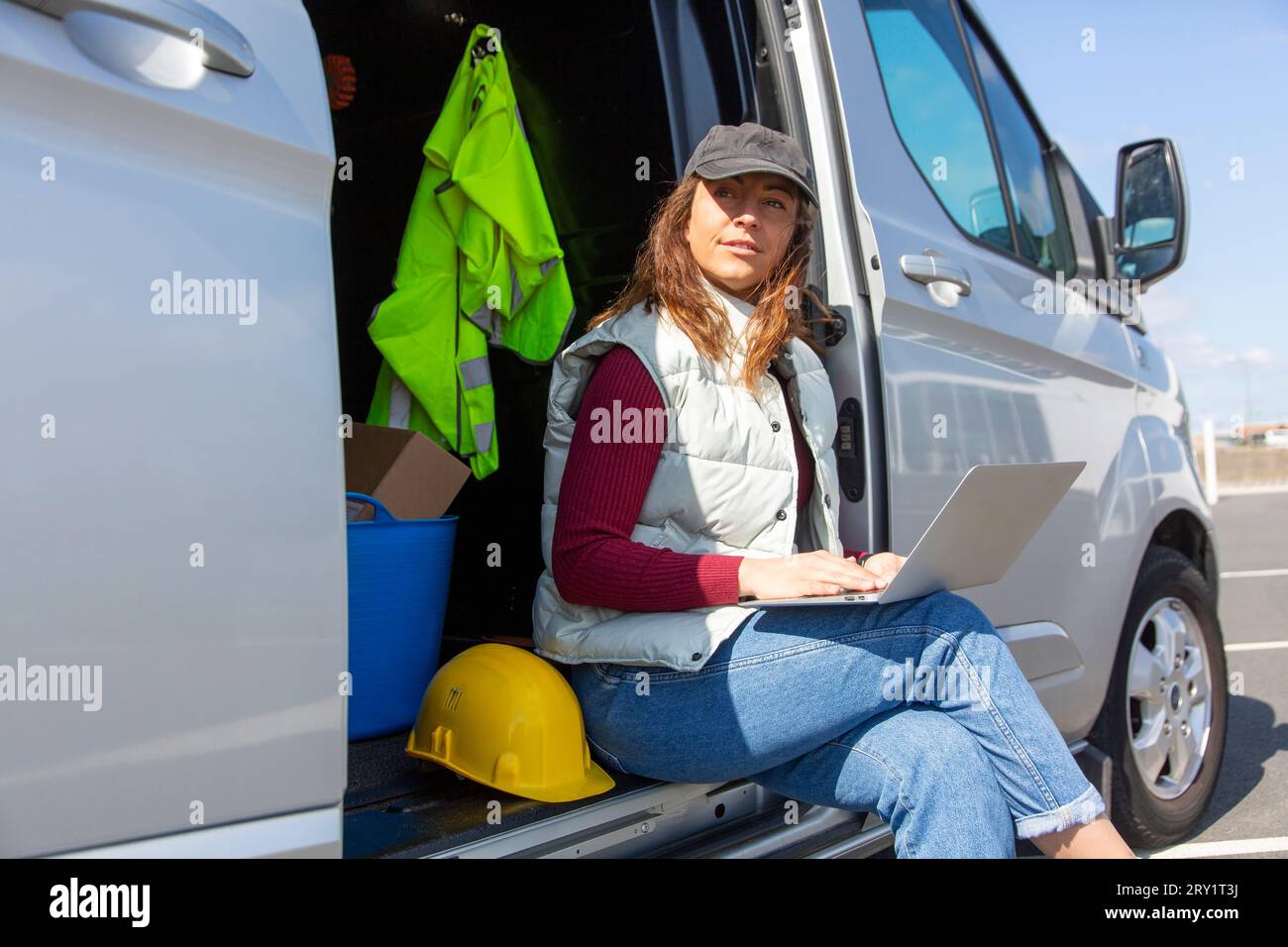 Junger, brünetter Eigenunternehmer Stockfoto