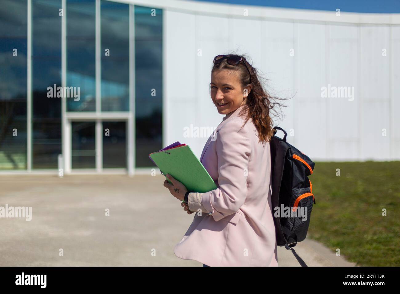 Studentin mit Tasche vor der Universität Stockfoto