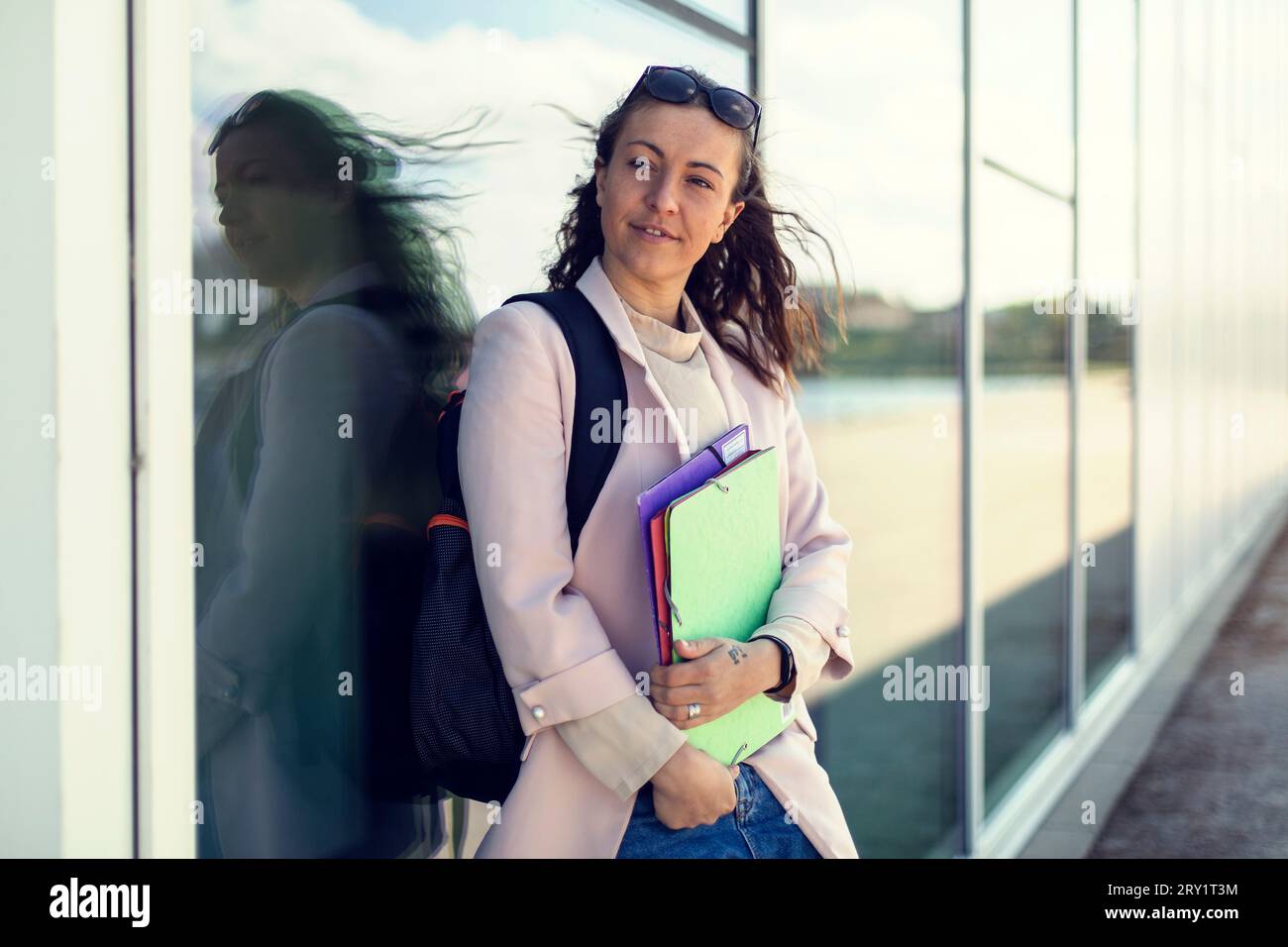 Studentin mit Tasche vor der Universität Stockfoto