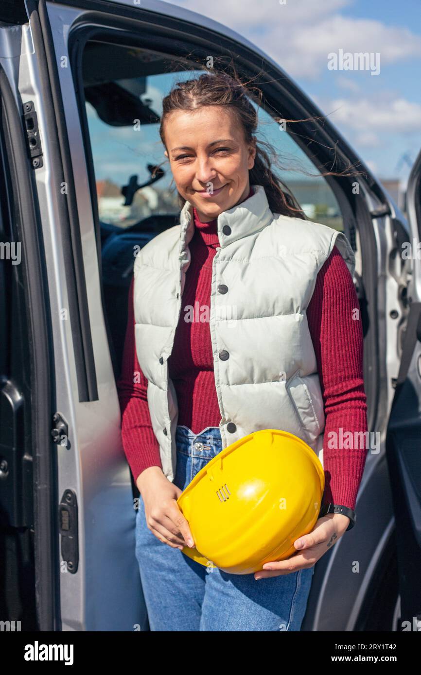 Junger, brünetter Eigenunternehmer Stockfoto
