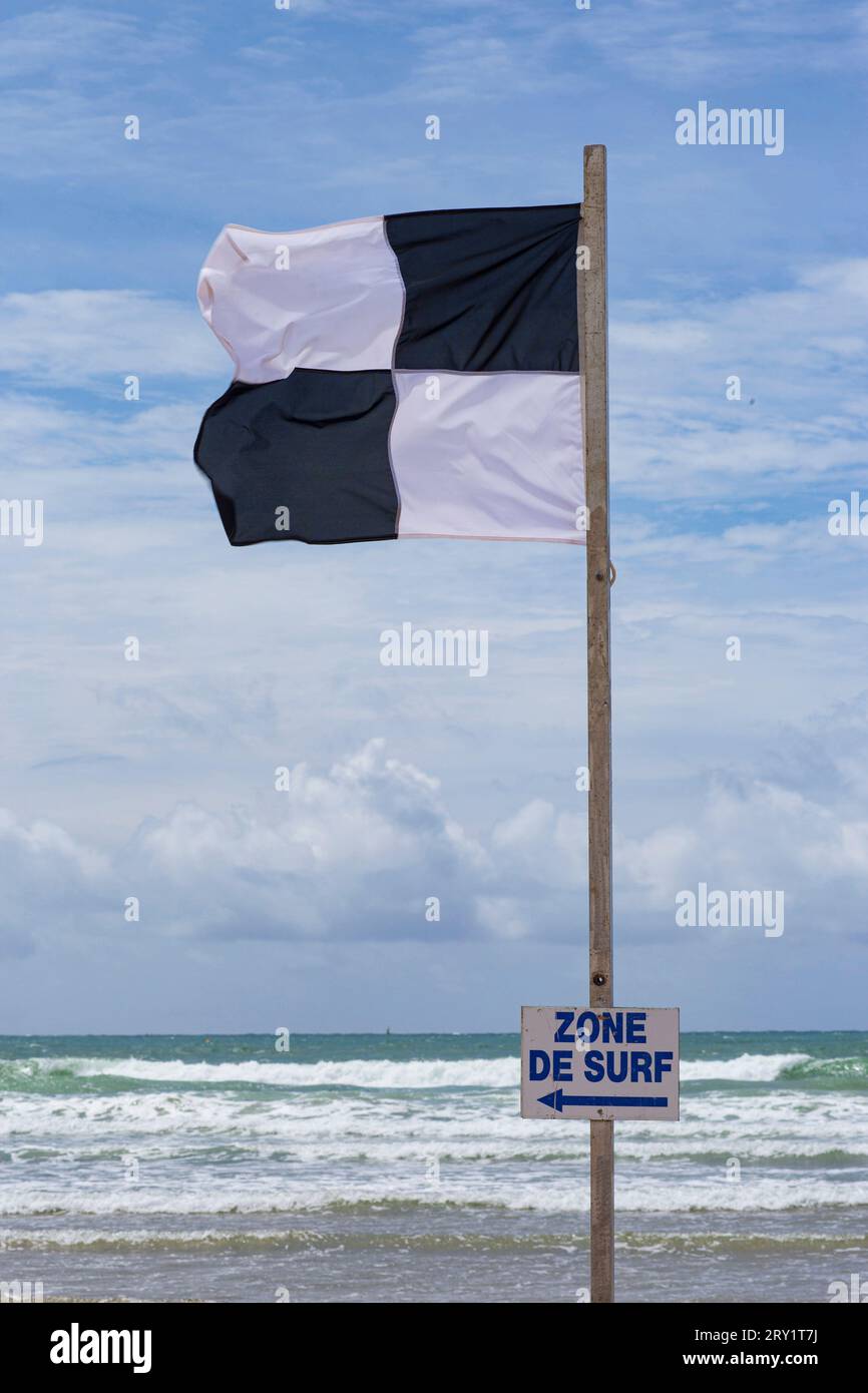 Frankreich, Les Sables d'Olonne, 85, la Grande Plage, Flagge, die die Grenze der Surfzone angibt. Stockfoto