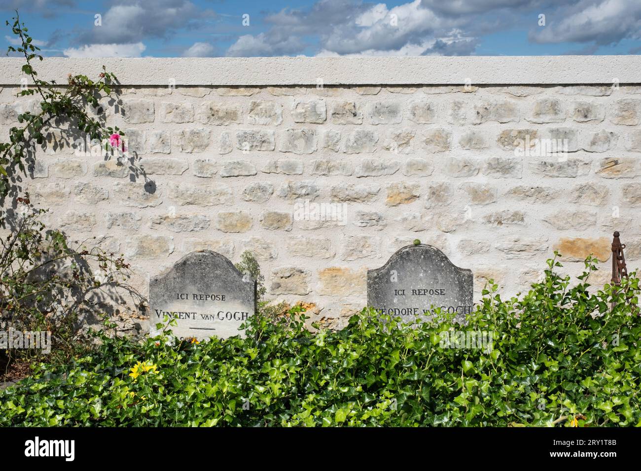 Grabstein des berühmten niederländischen Malers Vincent van Gogh und seines Bruders Theo auf dem Friedhof in Auvers-sur-Oise. Blauer, bewölkter Himmel über der Mauer Stockfoto