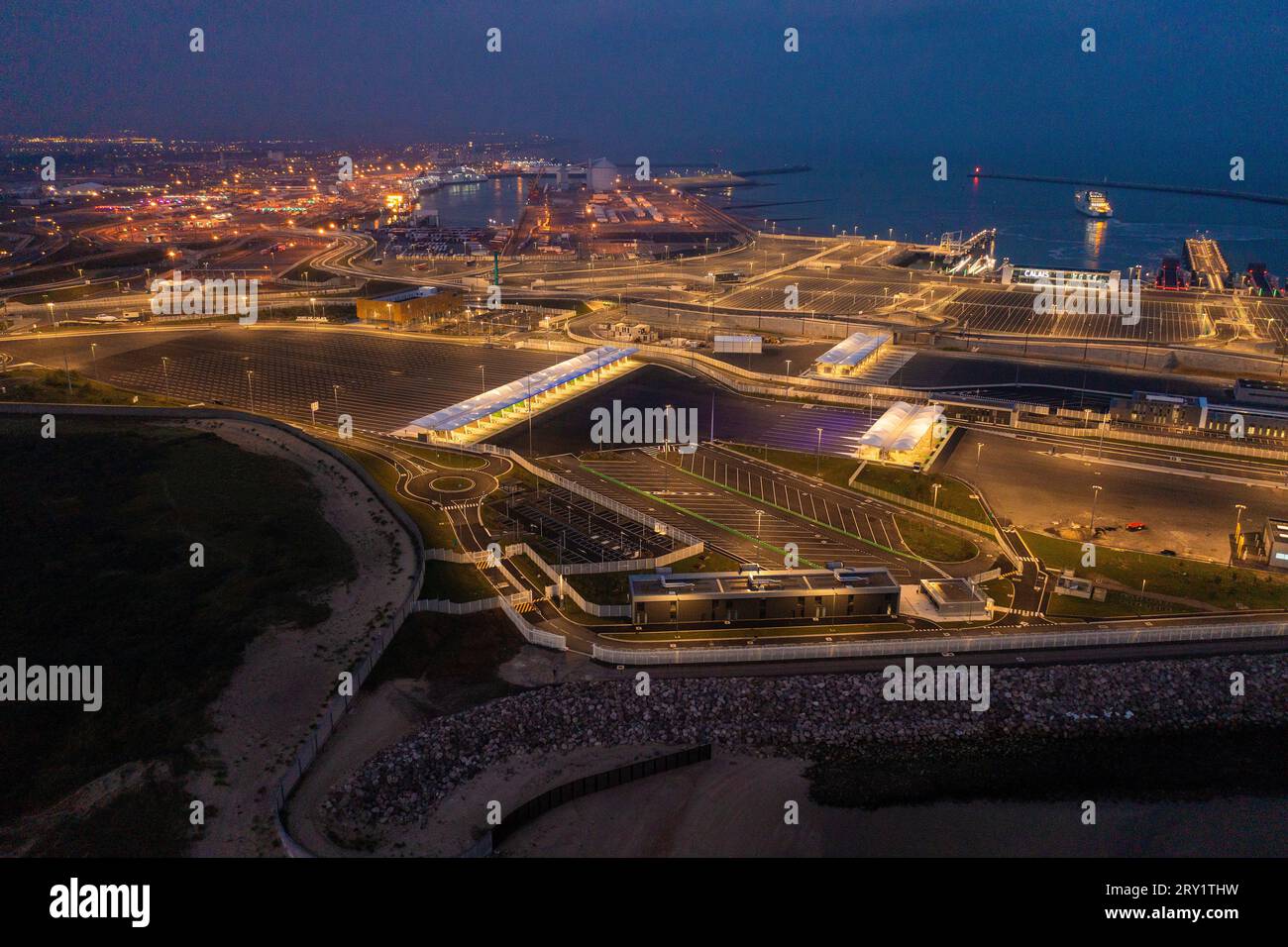 Frankreich, Opalküste, Pas de Calais, Calais, der neue Hafen bei Nacht Stockfoto Frankreich, Opalküste, Pas de Calais, Calais, der neue Hafen bei Nacht Stockfoto
