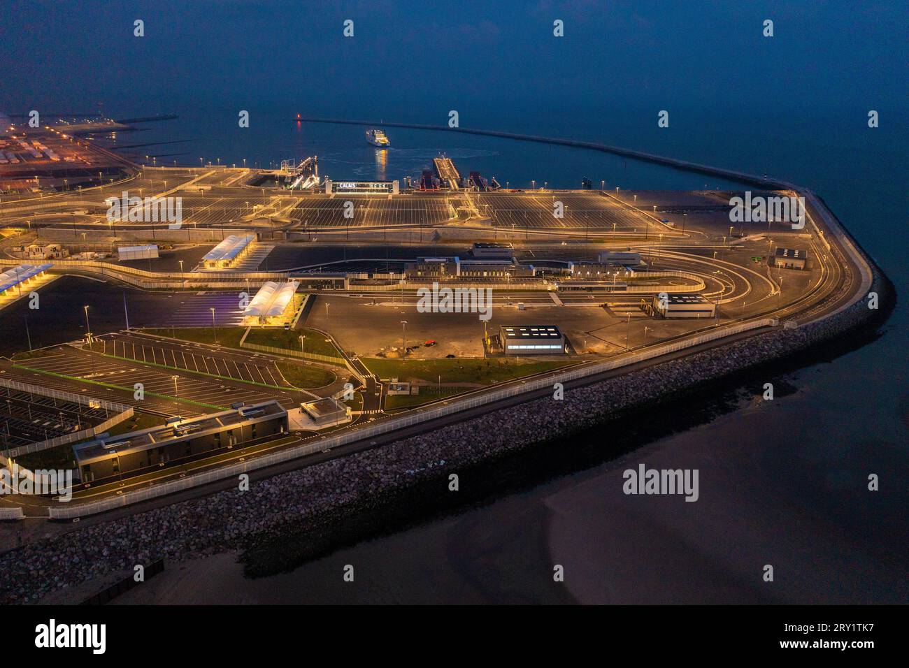 Frankreich, Opalküste, Pas de Calais, Calais, der neue Hafen bei Nacht Stockfoto Frankreich, Opalküste, Pas de Calais, Calais, der neue Hafen bei Nacht Stockfoto