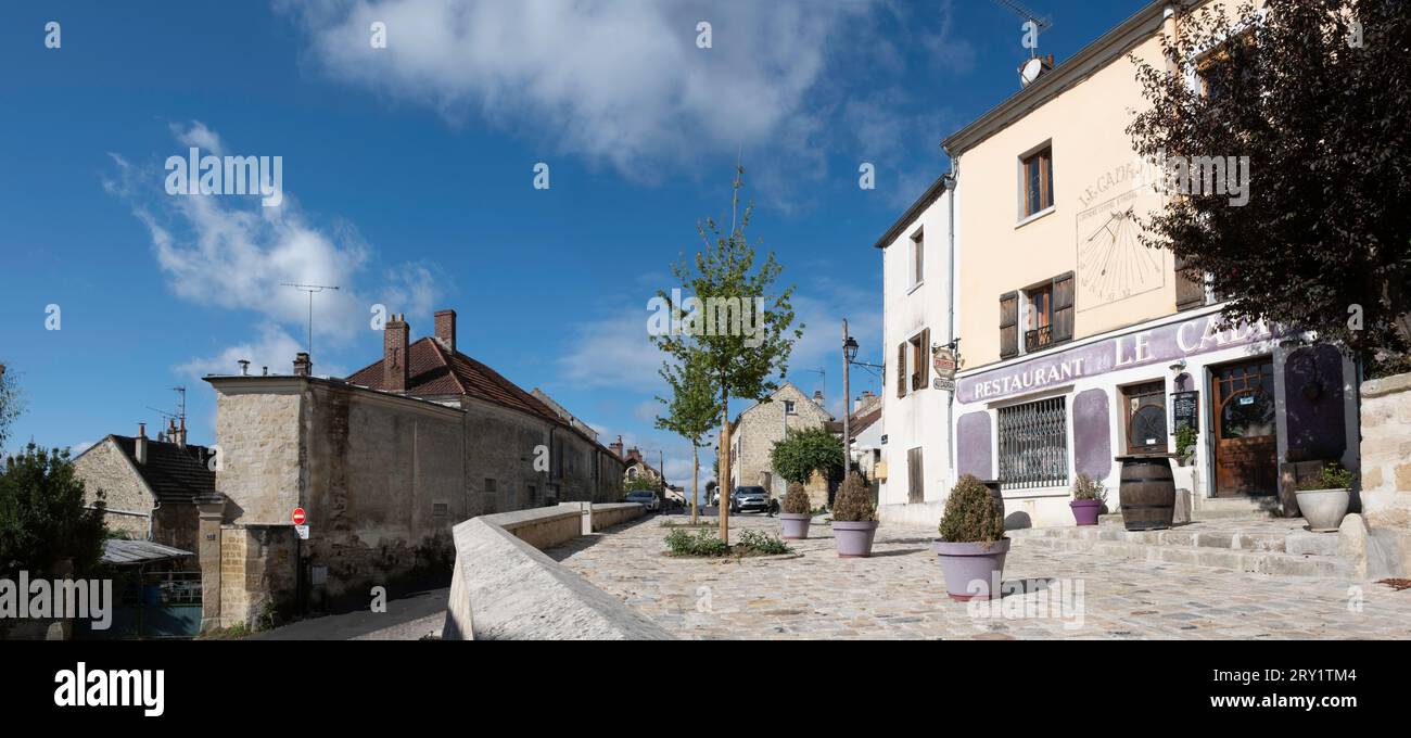 Stadtlandschaft mit Restaurants und Häusern in der Rue Victor Hugo in Auvers-sur-Oise. Viele weltberühmte impressionistische Künstler verbrachten einen Teil ihres Lebens dort Stockfoto