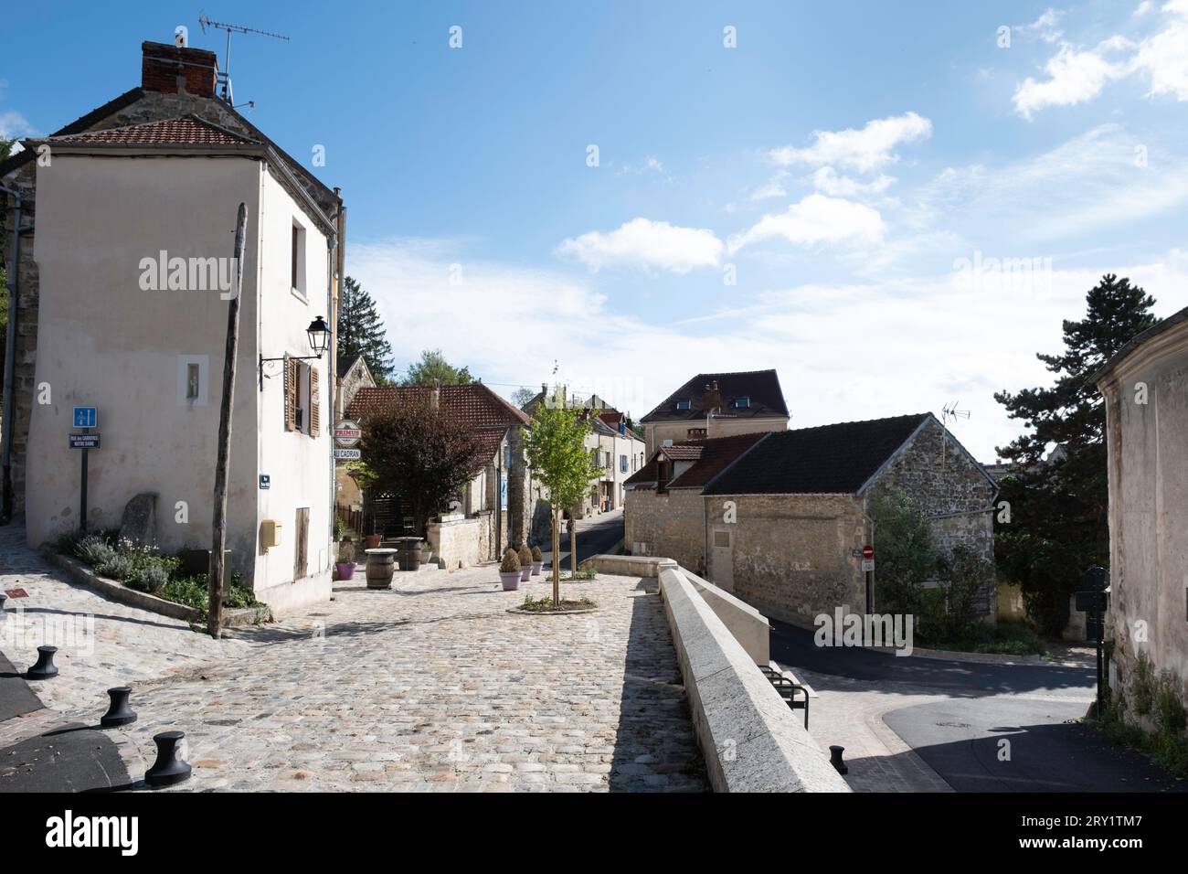Stadtlandschaft mit Restaurants und Häusern in der Rue Victor Hugo in Auvers-sur-Oise. Viele weltberühmte impressionistische Künstler verbrachten einen Teil ihres Lebens dort Stockfoto