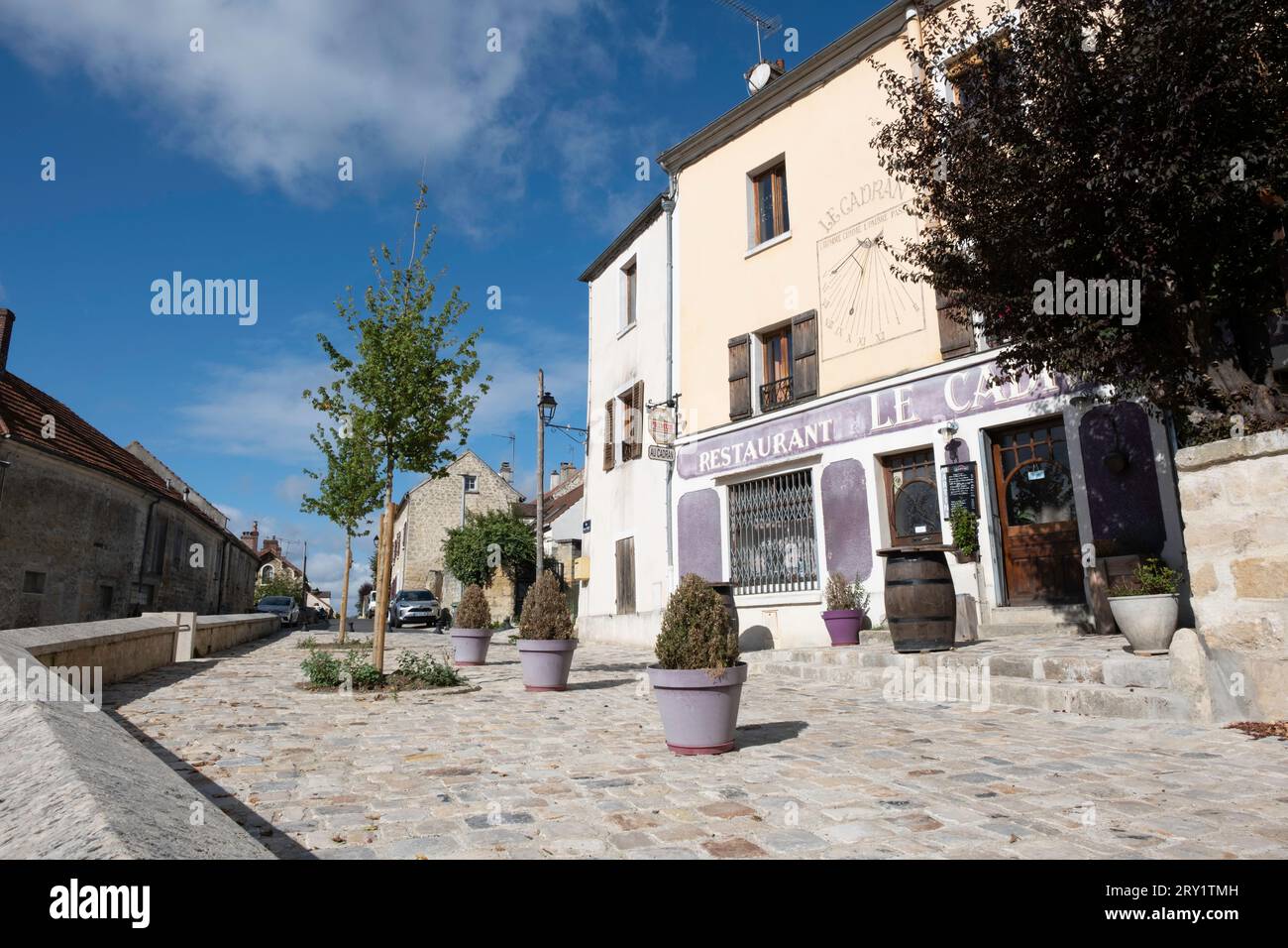 Stadtlandschaft mit Restaurants und Häusern in der Rue Victor Hugo in Auvers-sur-Oise. Viele weltberühmte impressionistische Künstler verbrachten einen Teil ihres Lebens dort Stockfoto