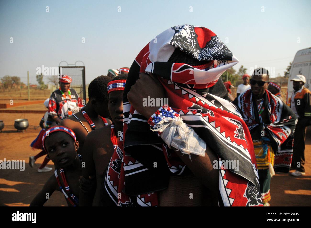 Eine afrikanische Gemeinde beobachtet das uralte Ritual der Beschwörung der Regenfälle durch eine aufwendige Zeremonie, bei der die Götter besänftigt werden Stockfoto
