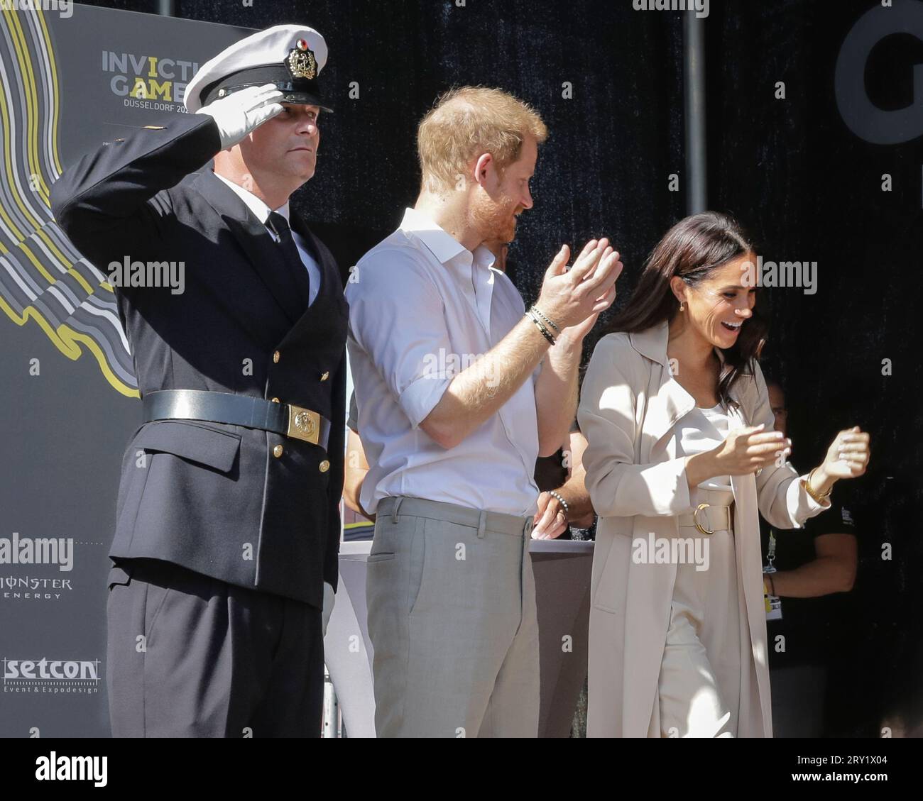 Prinz Harry, der Herzog von Sussex und Meghan, Markle, Herzogin von Sussex bei einer Medaillenzeremonie, Invictus Games Düsseldorf, Deutschland Stockfoto
