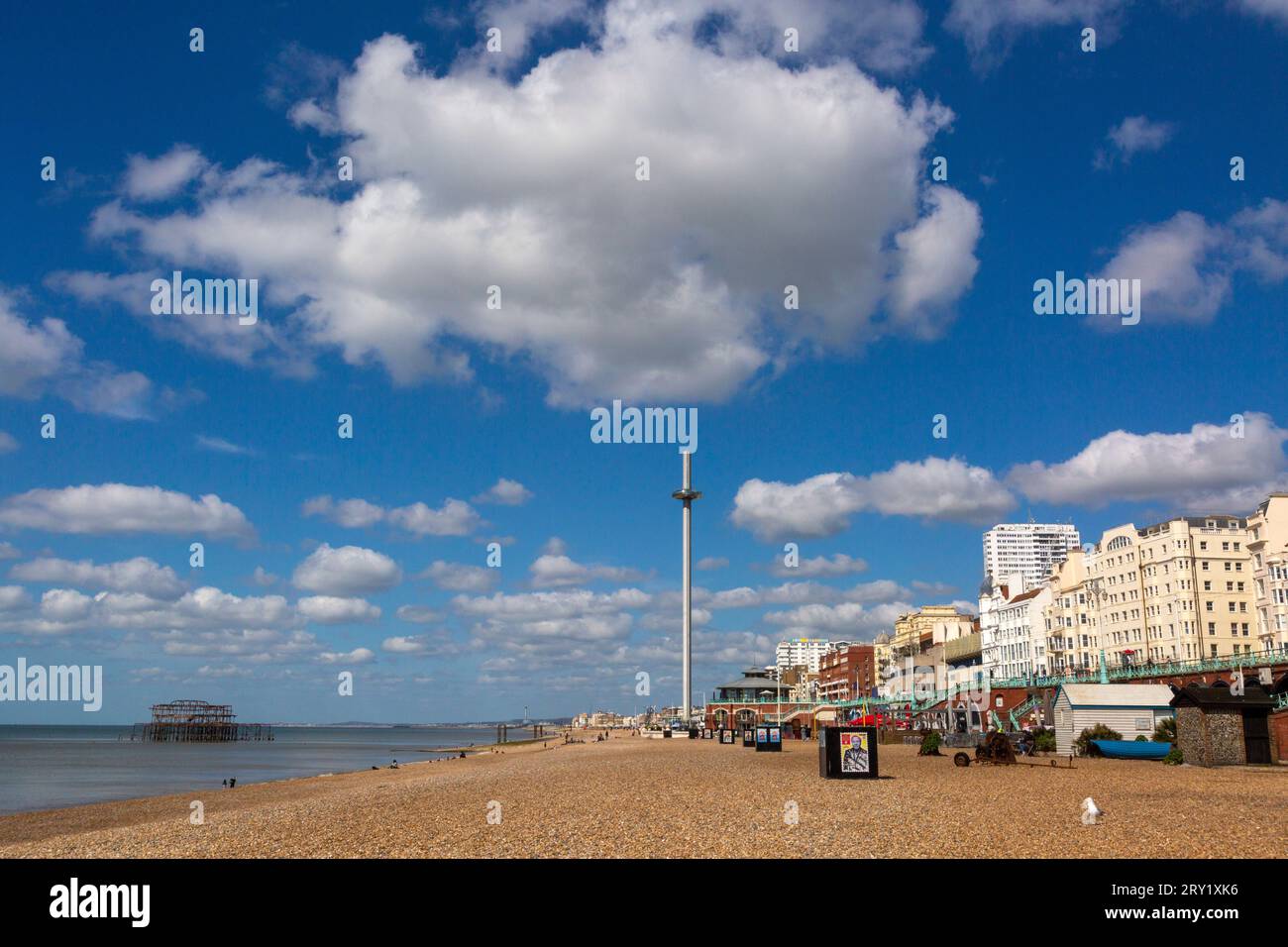 Vereinigtes Königreich, England, East Sussex, Brighton. Der British Airways Tower, 138 Meter hoch. Der höchste Aussichtsturm der Welt. Der alte Pier Stockfoto