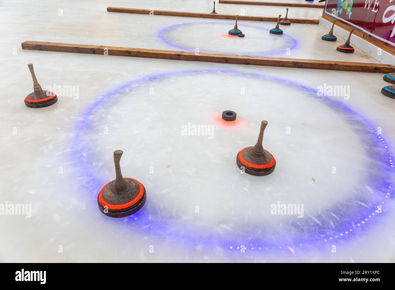 Deutschland, Köln, eisstock, Stockschießen, Wintersport, der etwas mit Curling zu tun hat. Petanque auf Eis Stockfoto