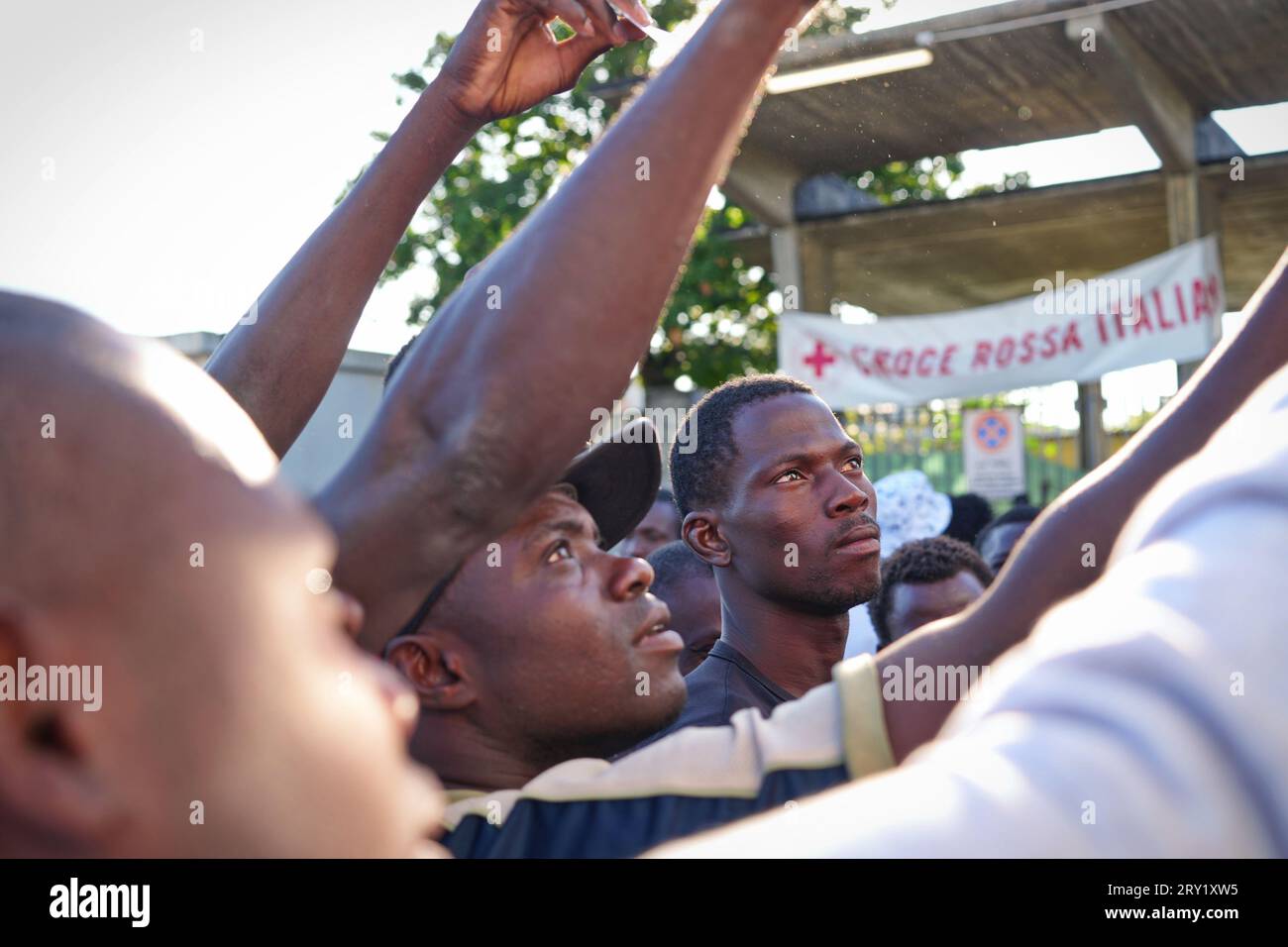 Turin, Italien - 27. September 2023: Migranten kommen aus Lampedusa in einem provisorischen Aufnahmezentrum des Roten Kreuzes an Stockfoto