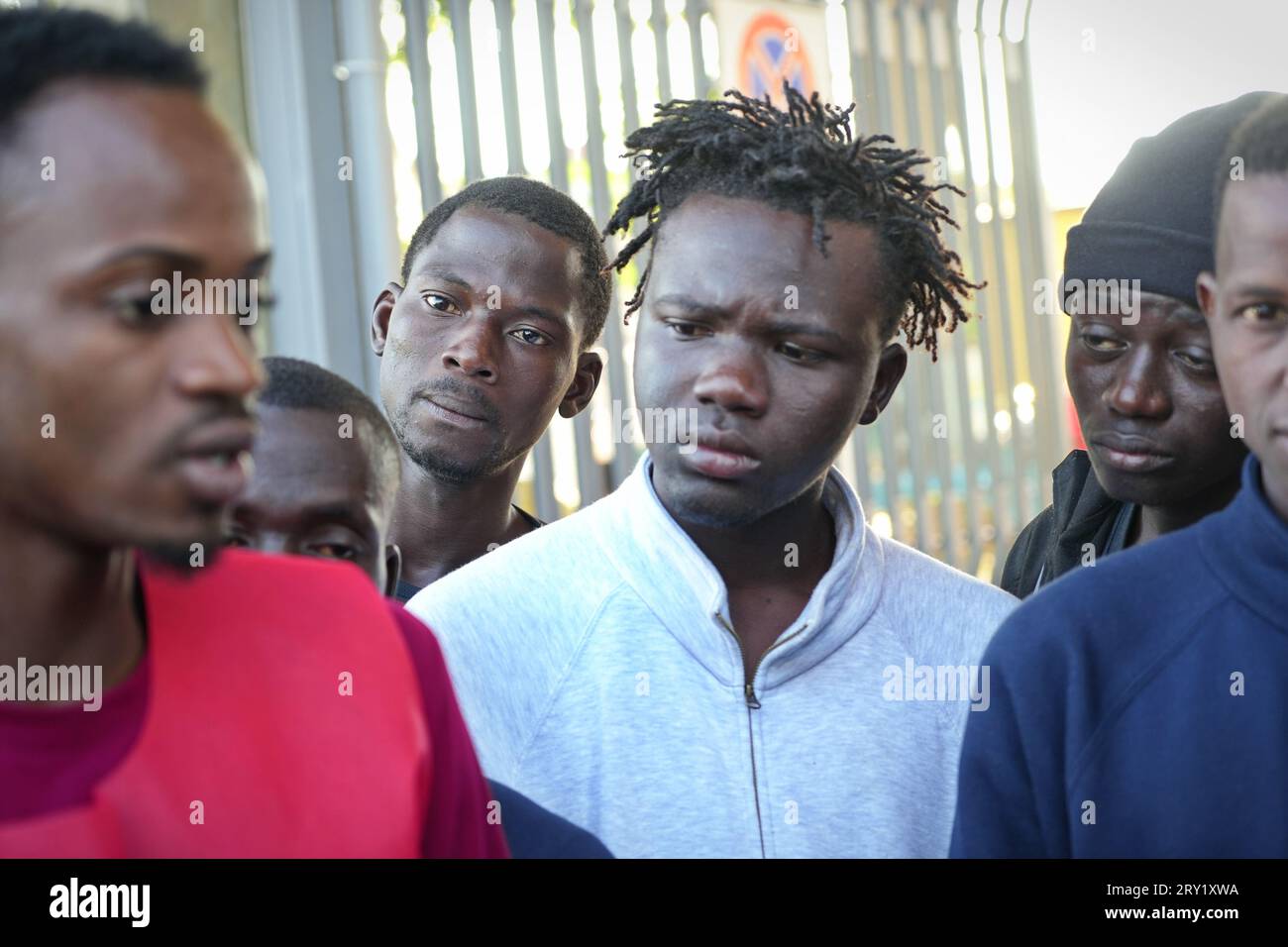 Turin, Italien - 27. September 2023: Migranten kommen aus Lampedusa in einem provisorischen Aufnahmezentrum des Roten Kreuzes an Stockfoto