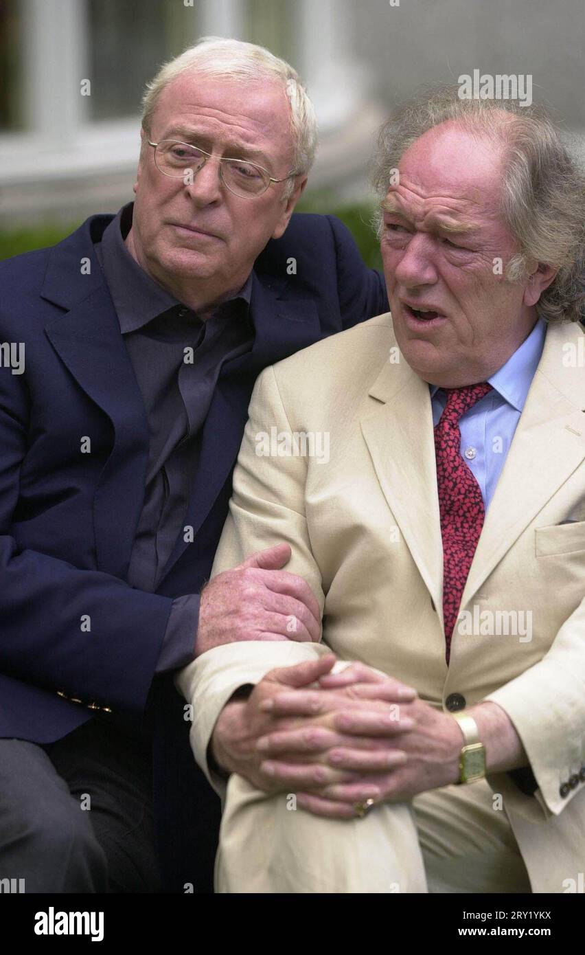 Foto vom 05/03 von Sir Michael Caine (links) und Sir Michael Gambon während eines Fotogesprächs für die Schauspieler im Four Seasons Hotel in Dublin, Irland. Schauspieler Sir Michael Gambon ist im Alter von 82 Jahren friedlich im Krankenhaus gestorben, sagte seine Familie. Ausgabedatum: Donnerstag, 28. September 2023. Stockfoto