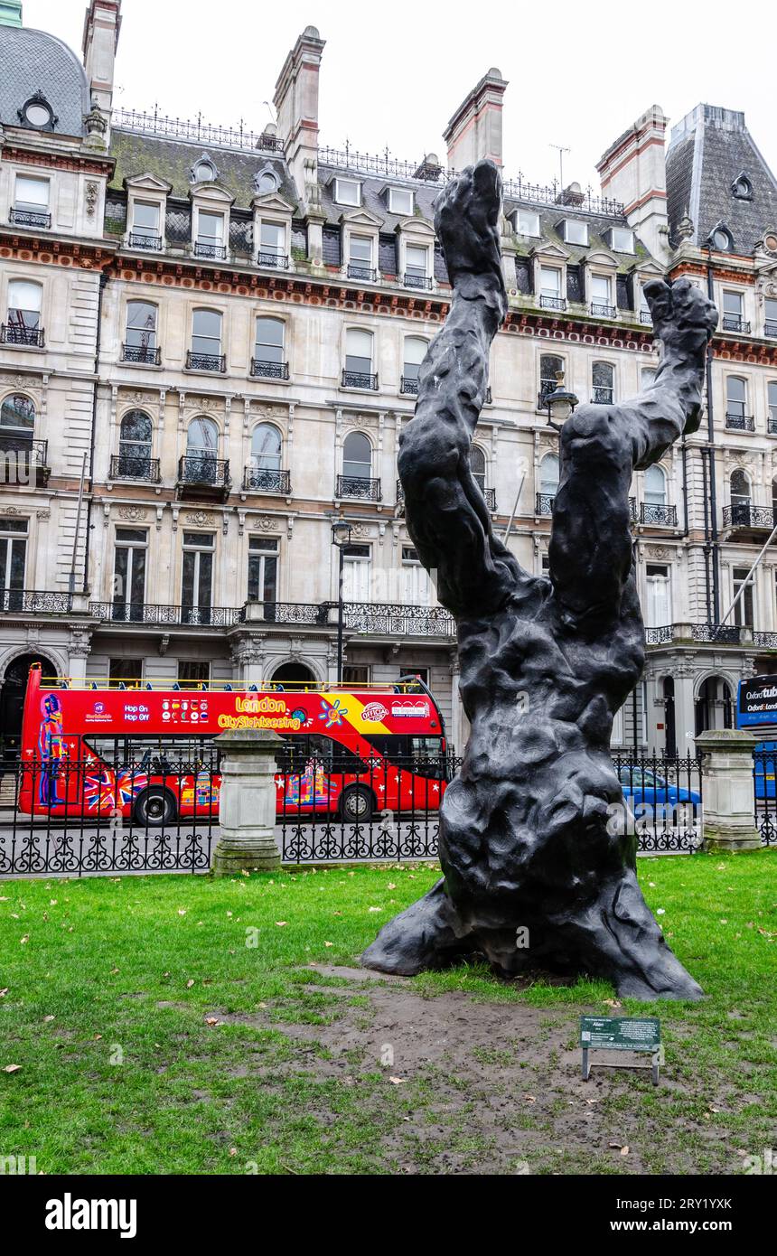 Außerirdische Skulptur des Künstlers David Breuer-weil. Vorübergehend ausgestellte Skulptur, die als „Alien“ bezeichnet wird, in den Grosvenor Gardens, als auf die Erde gefallen Stockfoto