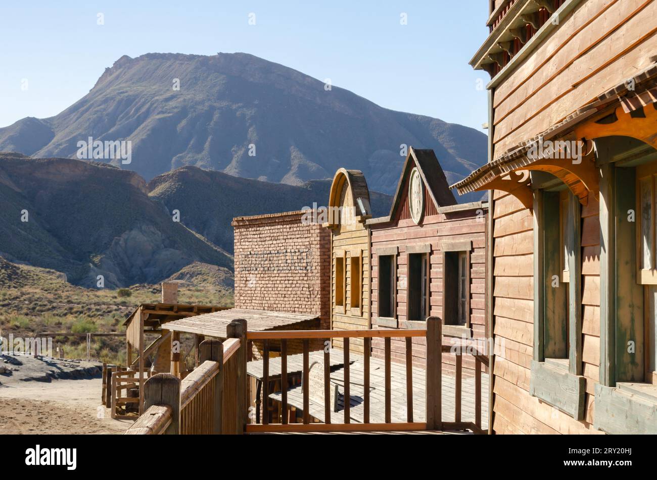 ALMERIA, SPANIEN - 17. DEZEMBER 2022 die Architektur zusammen mit einzigartigen, schönen und geheimnisvollen Landschaften direkt aus dem Wilden Westen, geschaffen im Stockfoto