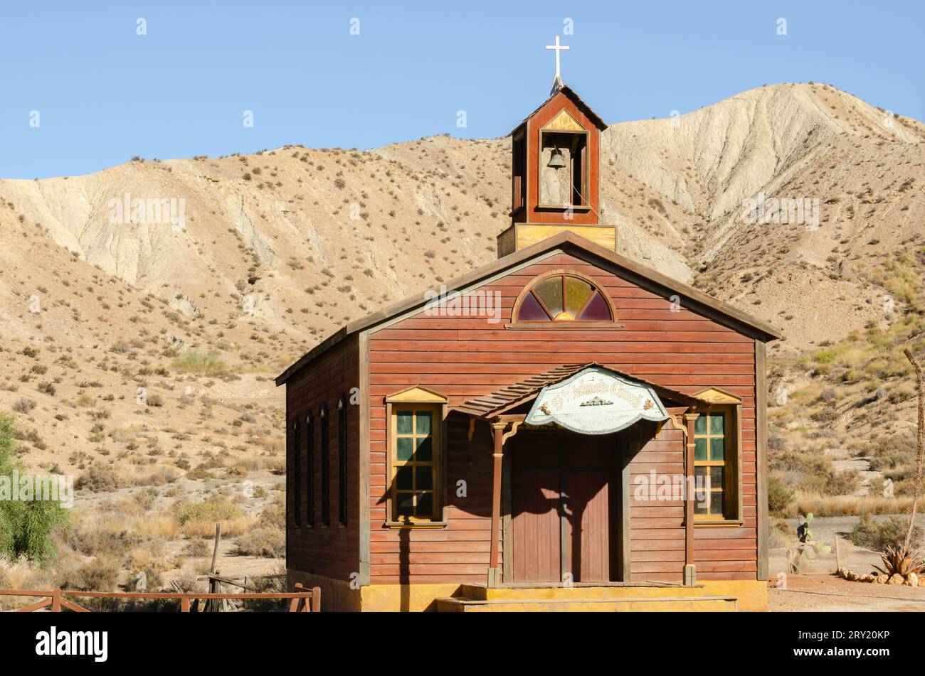 ALMERIA, SPANIEN - 17. DEZEMBER 2022 die Architektur zusammen mit einzigartigen, schönen und geheimnisvollen Landschaften direkt aus dem Wilden Westen, geschaffen im Stockfoto