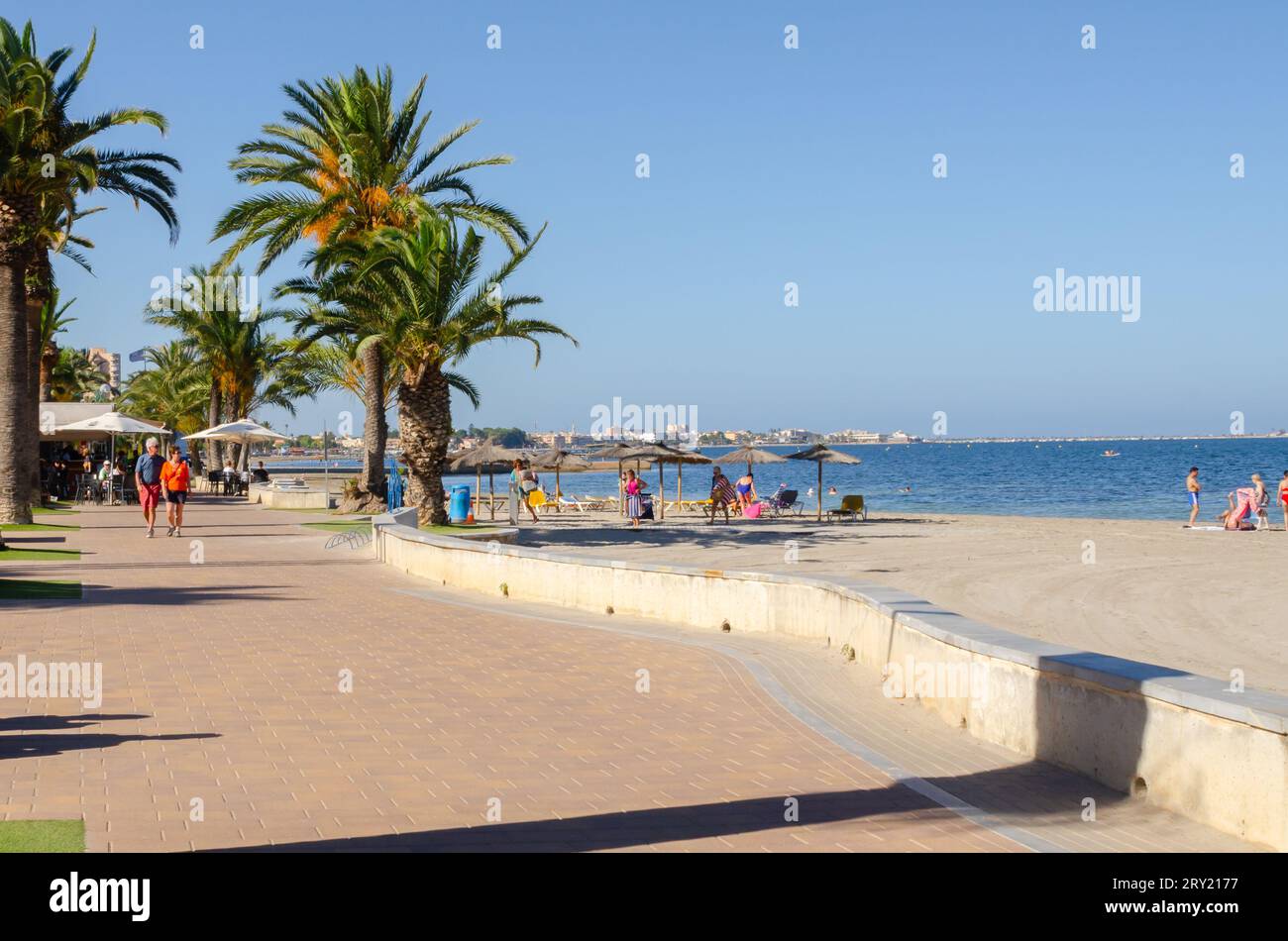 SANTIAGO DE LA RIBERA, SPANIEN - 10. JUNI 2022 wunderschöne Promenade in der Küstenstadt Santiago de la Ribera in der Provinz Murcia Stockfoto