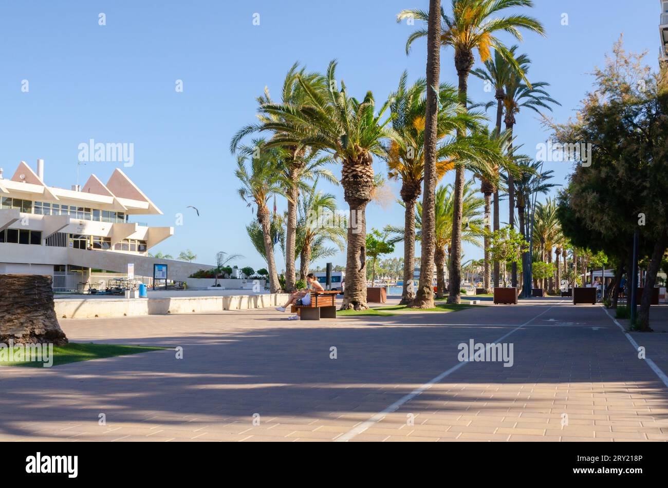 SANTIAGO DE LA RIBERA, SPANIEN - 10. JUNI 2022 wunderschöne Promenade in der Küstenstadt Santiago de la Ribera in der Provinz Murcia Stockfoto