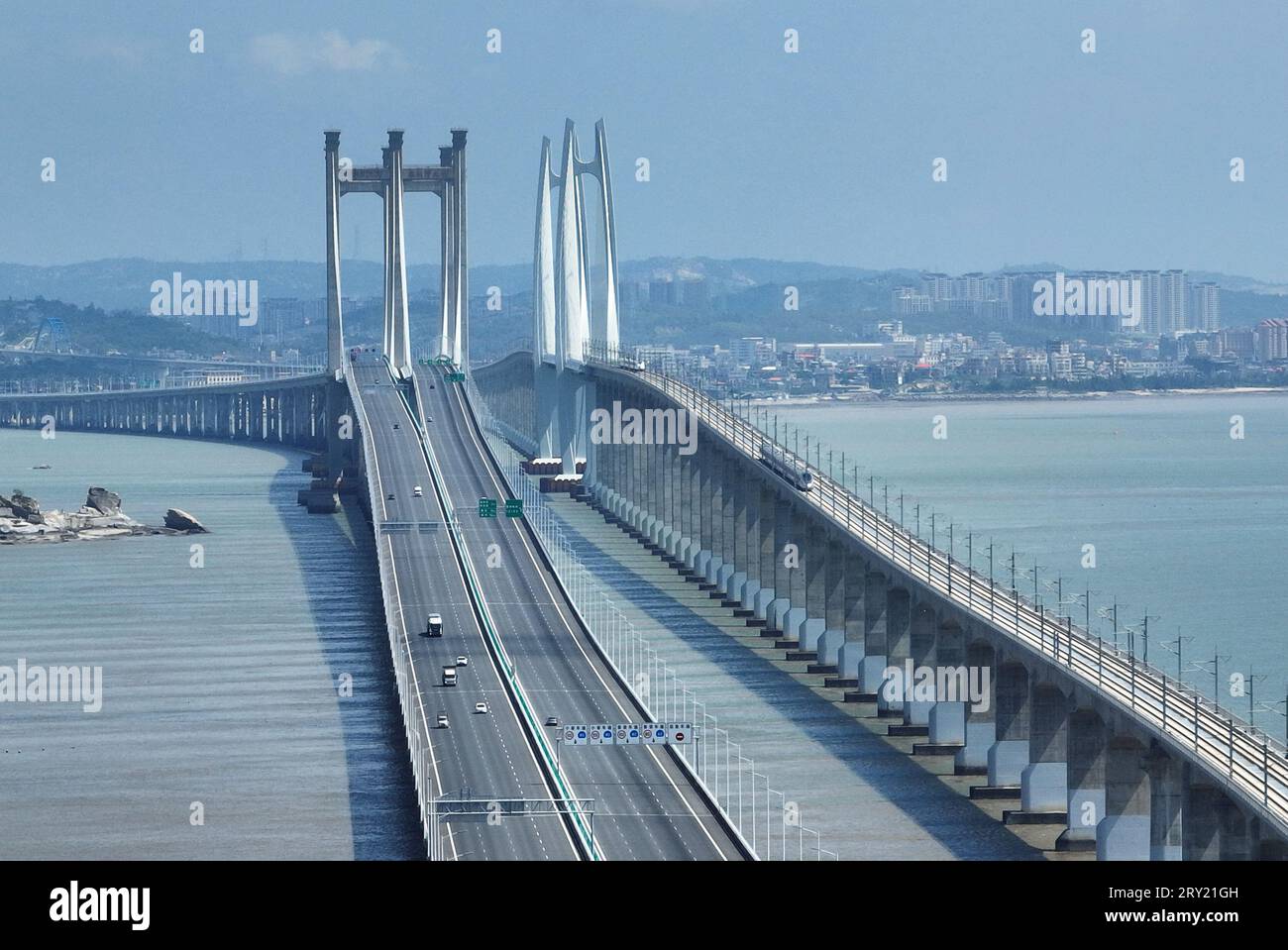 FUZHOU, 28. September 2023 (Xinhua) -- dieses Luftbild vom 19. September 2023 zeigt die Quanzhou Bay-Überseebrücke (R) entlang der Fuzhou-Xiamen-Zhangzhou-Hochgeschwindigkeitsbahn in der südöstlichen chinesischen Provinz Fujian. Chinas schnellste Hochgeschwindigkeitsstrecke für den Seeverkehr nahm am Donnerstag den Betrieb auf, wobei die Züge mit einer Höchstgeschwindigkeit von 350 km/h entlang der Westküste der Straße von Taiwan verkehrten. Ein Fuxing-Hochgeschwindigkeitszug G9801 fuhr um 9:15 Uhr von Fuzhou, der Hauptstadt der südöstlichen chinesischen Provinz Fujian, ab und feierte die Eröffnung der 277 km langen Hochgeschwindigkeitsbahn Fuzhou-Xiamen-Zhangzhou. Das ist CH Stockfoto