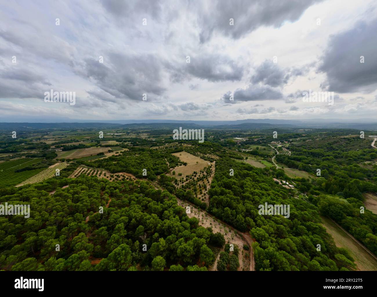 Luftpanorama zwischen Vaugines und Cucuron: Bewölkter Himmel über alten und neuen Wäldern in PACA, Provence – Ein Blick auf die Drohne Stockfoto