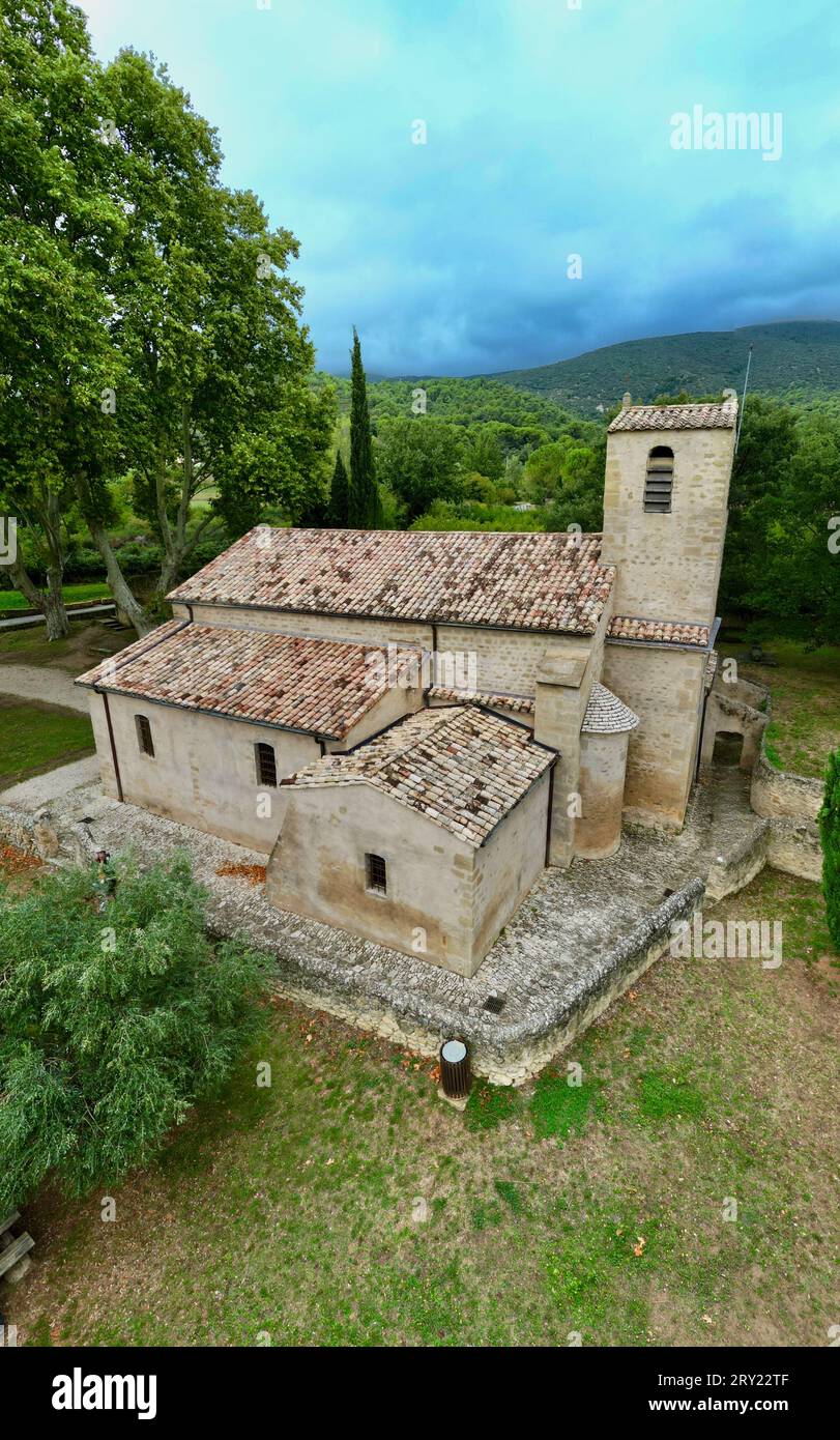 Luftaufnahme der rustikalen Vaugines Kirche, eingebettet im Herzen der Provence, Vaucluse, PACA, aufgenommen durch vertikale Drohnen-Fotografie Stockfoto