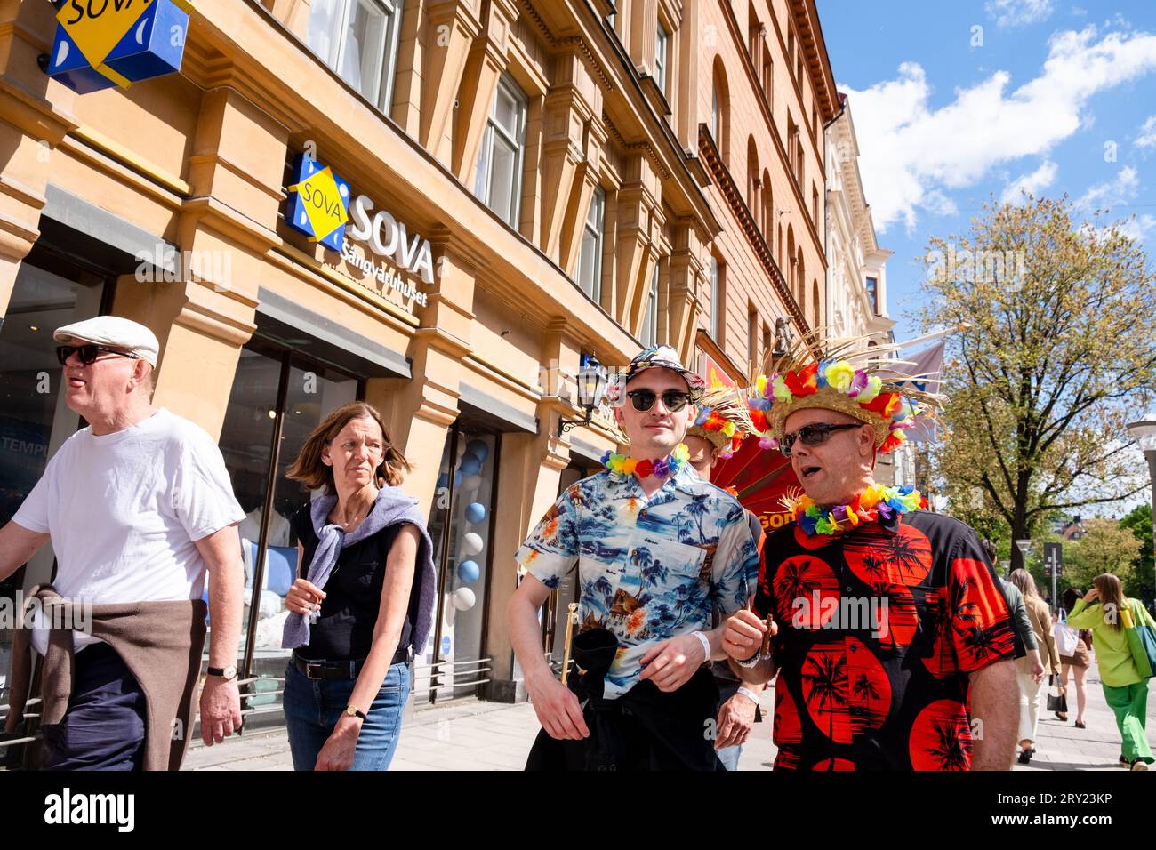 Männer in leuchtenden Partyhüten erregen im Zentrum von Stockholm, Schweden, Aufmerksamkeit. Foto: Rob Watkins Stockfoto