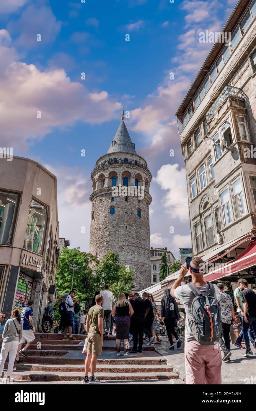 Istanbul, Türkei - 17. September 2023: Touristischer Besuch und Foto des Galata-Turms (türkisch: Galata Kulesi), ist ein alter genuesischer Turm in der Gala Stockfoto