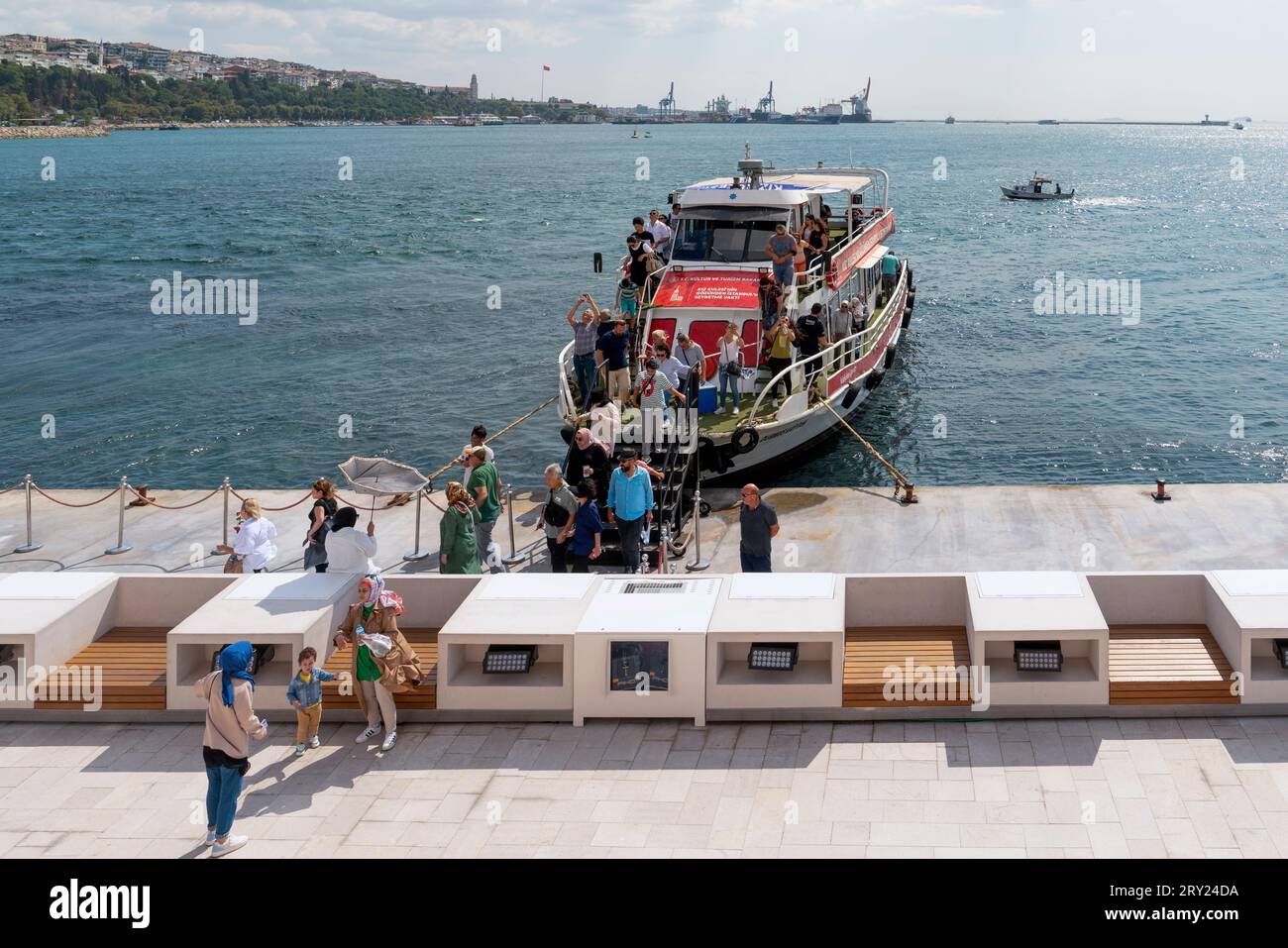 Istanbul, Türkei - 17. September 2023: Das Schiff, das Touristen und Besucher zum Jungfrauenturm bringt Stockfoto