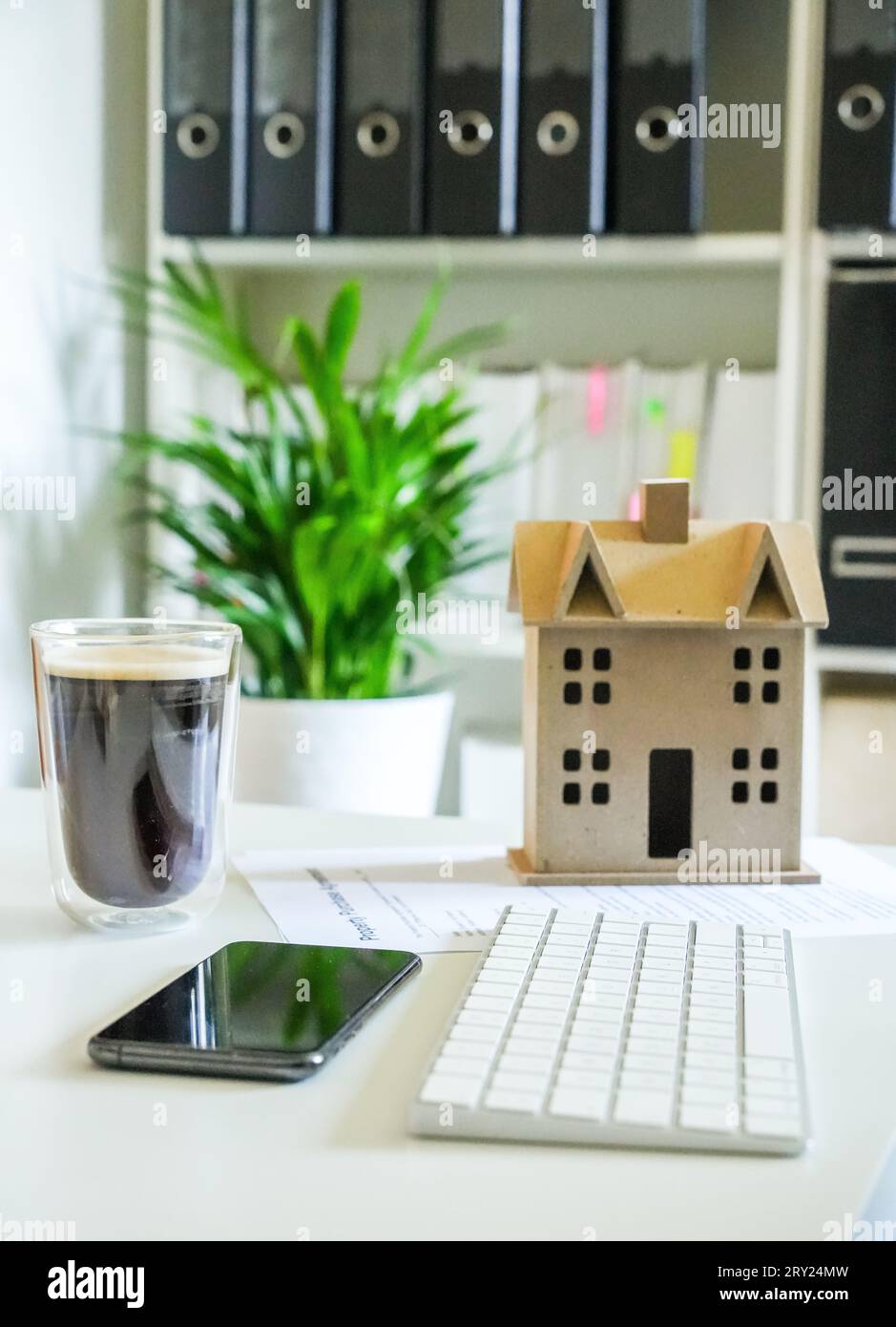 Immobilienkauf: Grundstücksvereinbarung, Erstheimkauf, Traumgrundstück, Familienheim, Unterschreiben von Immobiliendokumenten, Schlüssel zu einem modernen Zuhause, Smartphone Stockfoto