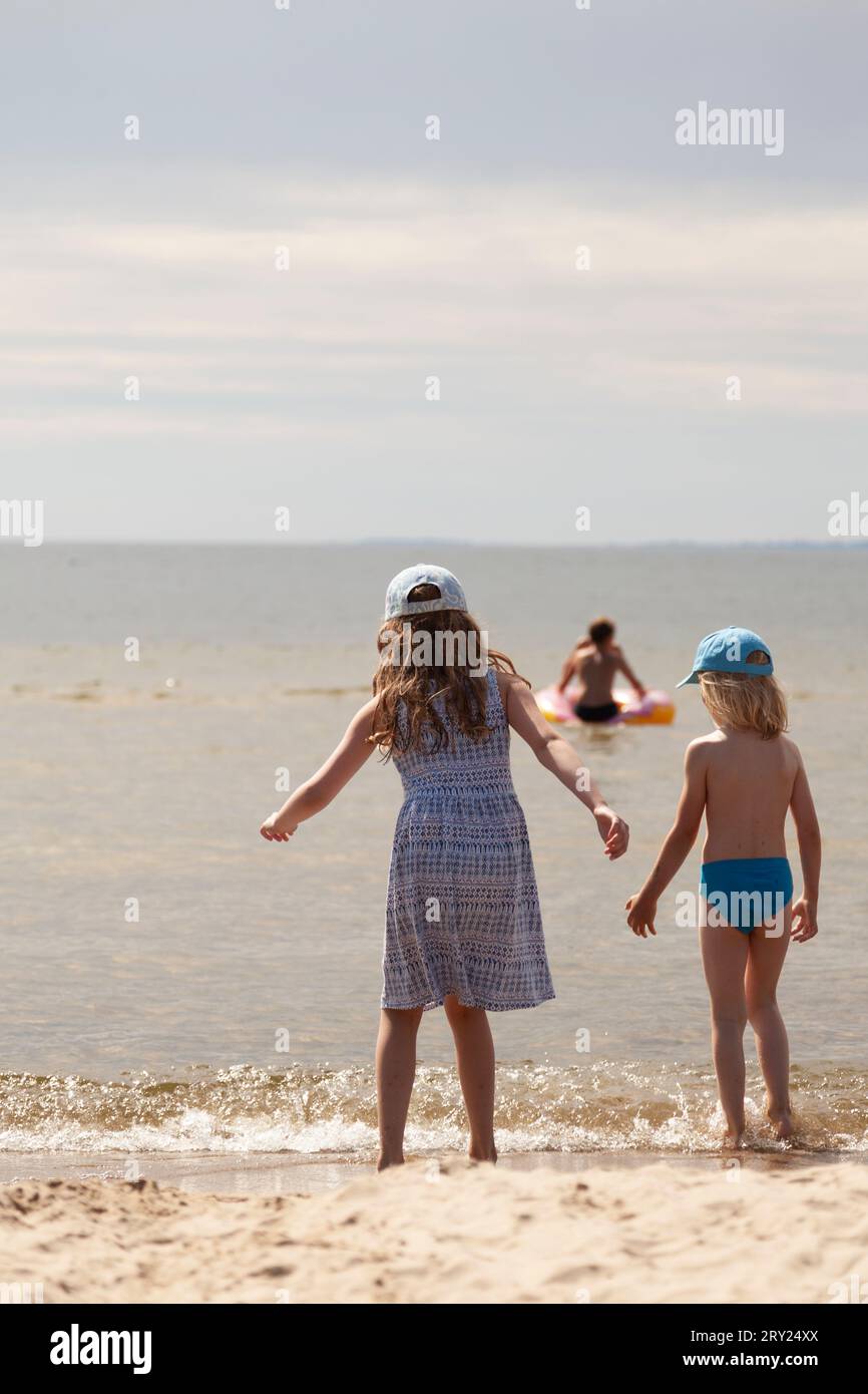 Umea, Schweden - 13. Juli 2023: Kleine Mädchen und Jungen blicken über das große Meer Stockfoto
