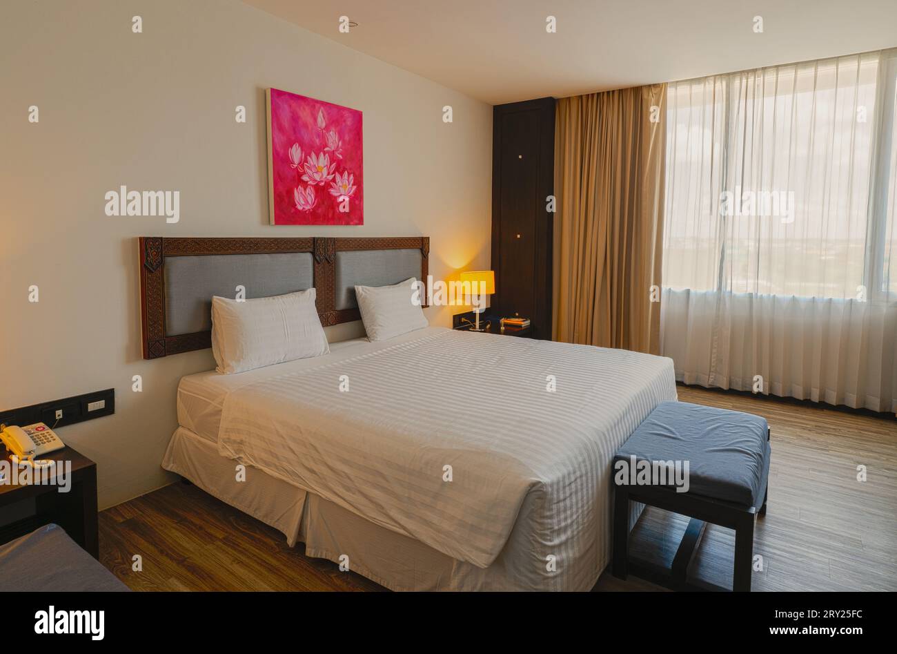 Luxuriöses Hotelzimmer. Inneneinrichtung des Schlafzimmers. Elegantes Innendesign für einen gemütlichen Aufenthalt. Weiße Betten in modernen Hotelzimmern. Eleganz des Boutique-Hotels Stockfoto