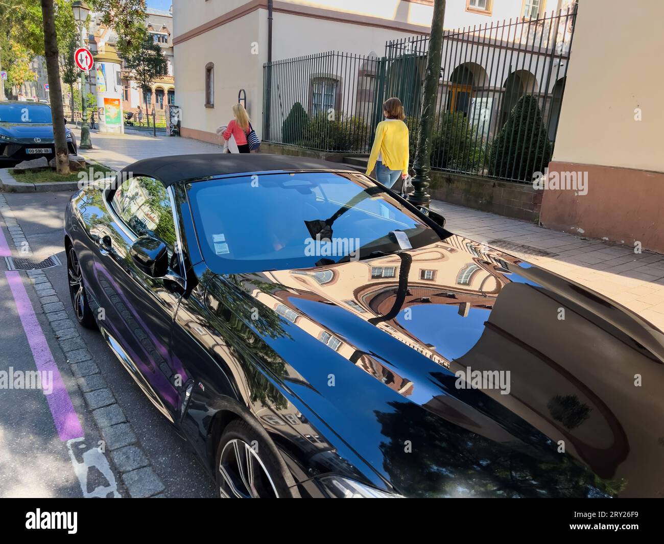 Straßburg, Frankreich - 27. September 2023: In Straßburg parkt ein Auto der BMW-Serie 8 auffällig in einer violetten Parkzone und trägt einen Strafzettel auf der Windschutzscheibe Stockfoto