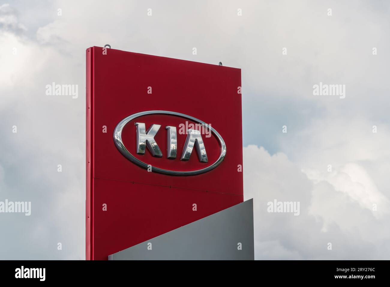 Schild mit Kia-Logo vor einem Autohändler in Lahti, Finnland. Juli 30, 2023. Stockfoto