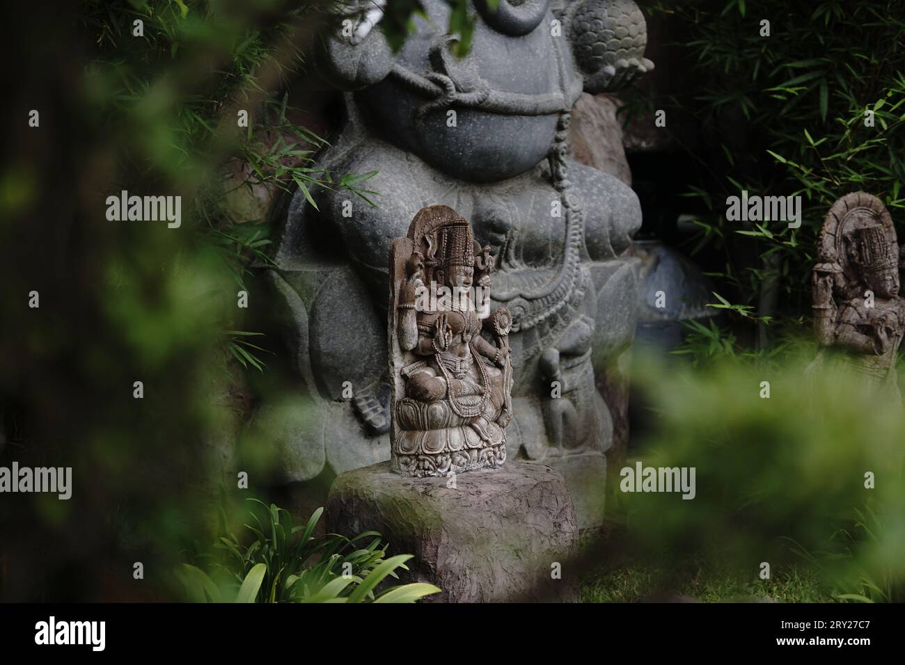 Wunderschöne alte Statuen im wunderschönen Garten, mit viel Grün, das Ihnen den kühlen und ruhigen Geist gibt Stockfoto