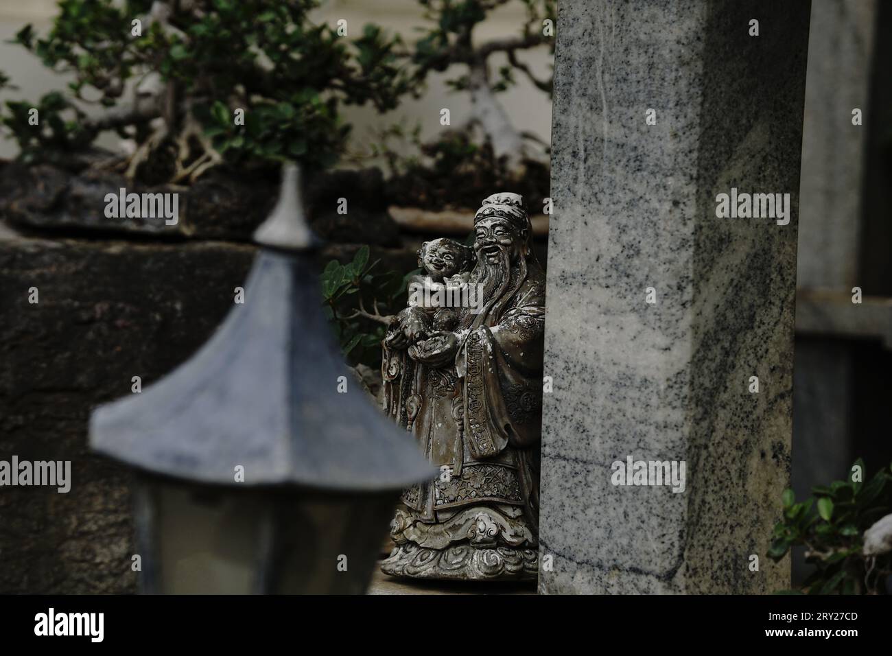 Wunderschöne alte Statuen im wunderschönen Garten, mit viel Grün, das Ihnen den kühlen und ruhigen Geist gibt Stockfoto