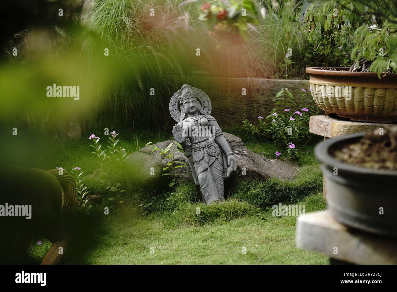 Wunderschöne alte Statuen im wunderschönen Garten, mit viel Grün, das Ihnen den kühlen und ruhigen Geist gibt Stockfoto