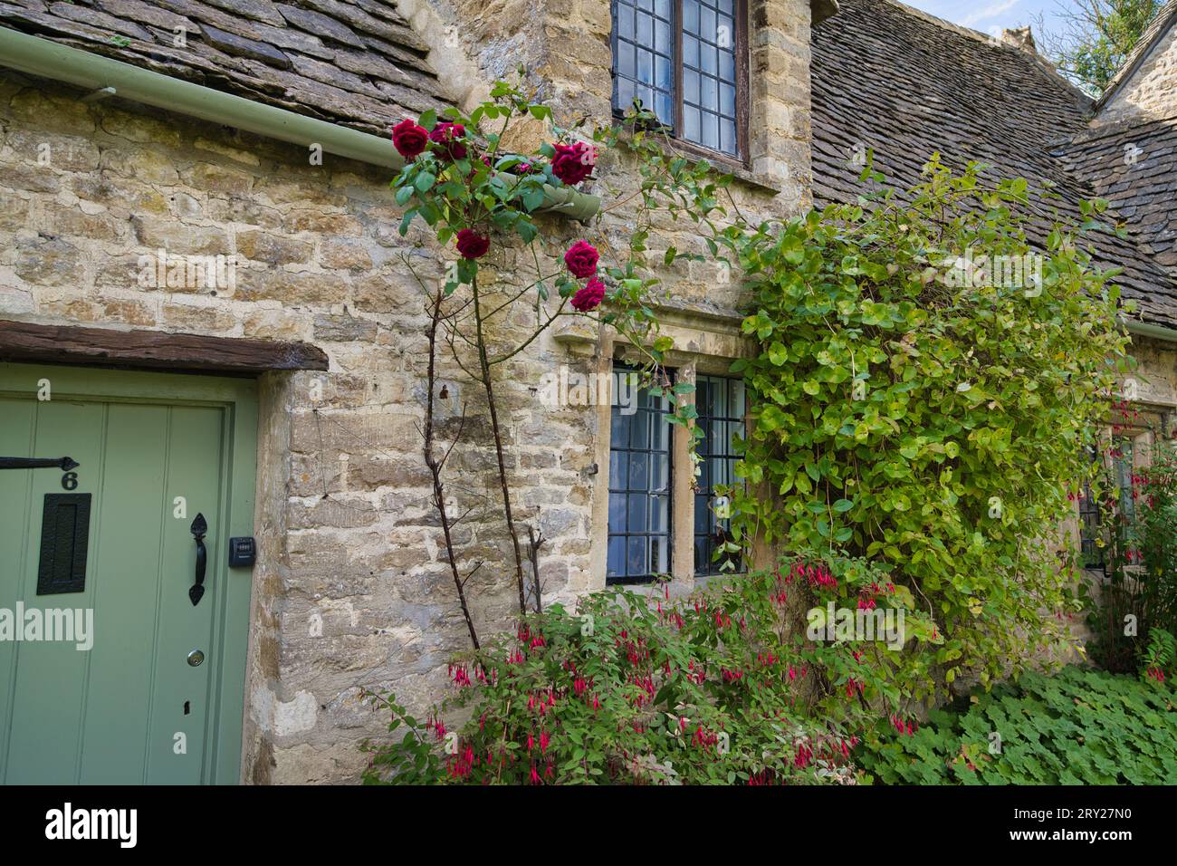 Die malerischen Arlington Row Cottages in Bibury wurden 1380 als klösterliches Wollgeschäft erbaut. Diese wurde dann in eine Reihe von Weberhütten umgewandelt Stockfoto