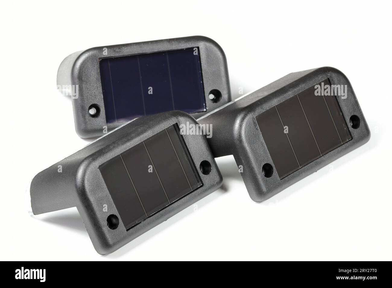 Kleines Solarmodul oder Solarzellenmodul zur Unterstützung von Strom an kleinen Geräten, isoliert auf weißem Hintergrund. Stockfoto