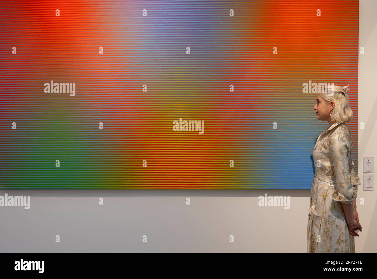 Saatchi Gallery, London, Großbritannien. September 2023 28. British Art Fair: Die beste moderne britische und zeitgenössische Kunst, die bis zum 1. Oktober 2023 in der Saatchi Gallery auf drei Etagen von Top-Händlern in Großbritannien gezeigt wird. Bild: David Whitaker, Hommage an den Kreis Nr. 16, 2006, Rebecca Hossack Gallery. Quelle: Malcolm Park/Alamy Live News Stockfoto