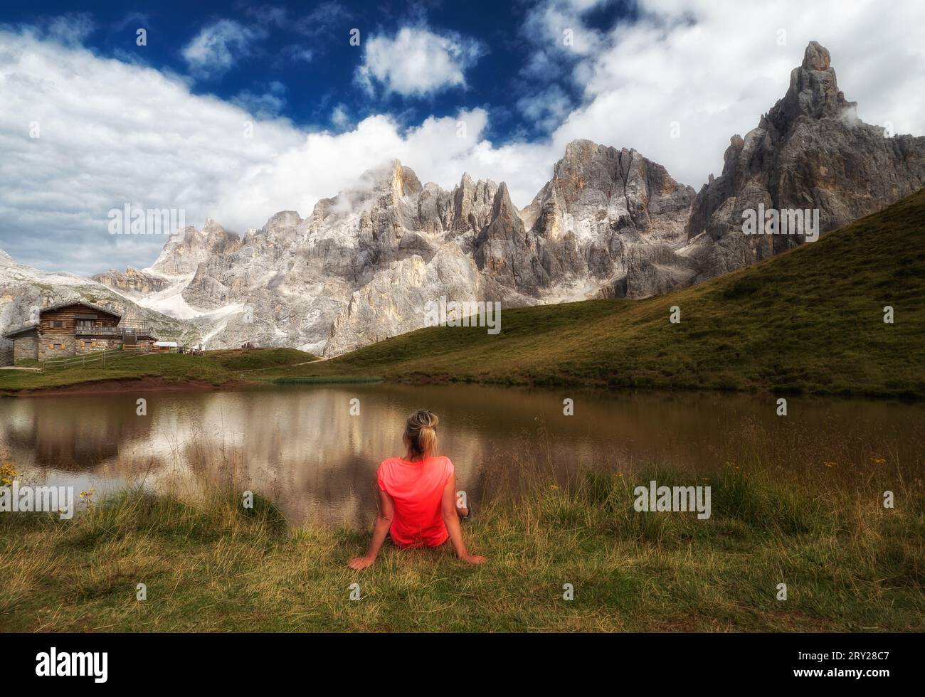 Foto einer Frau, die ein alpines Panorama genießt Stockfoto