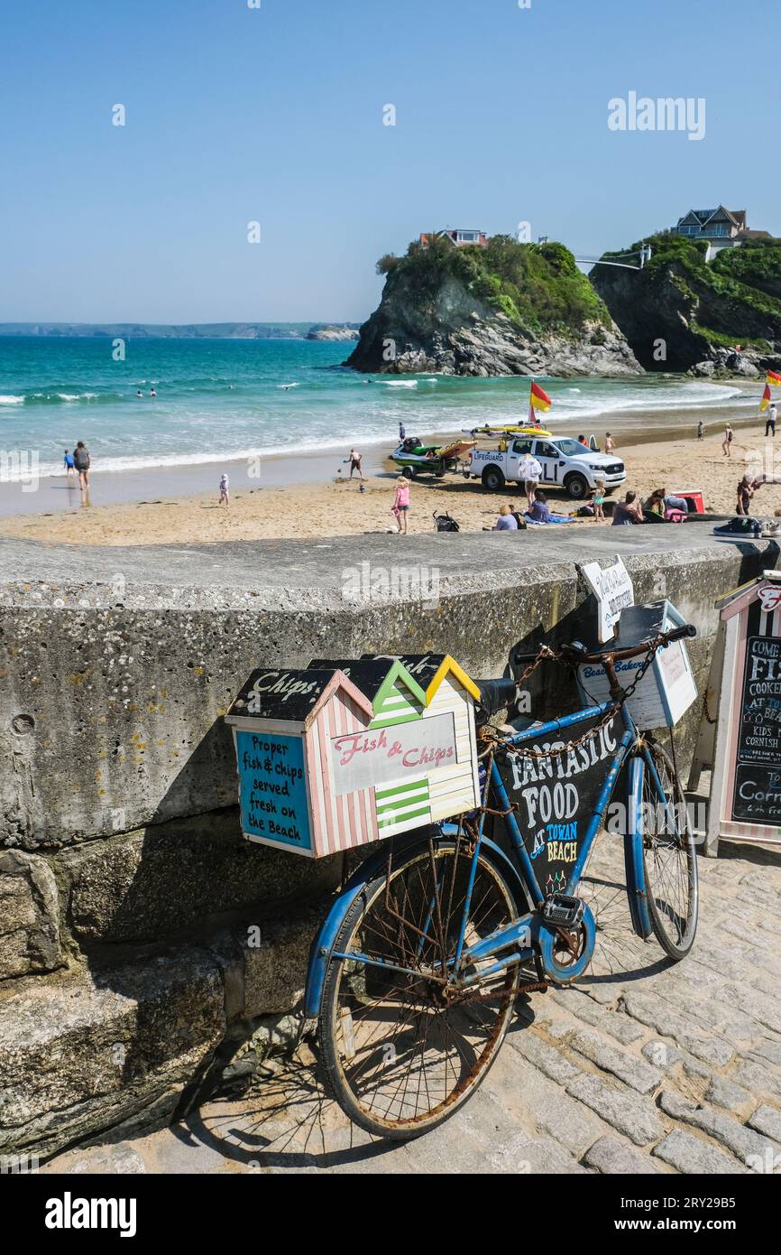 Ein altes Fahrrad, das für ein Lebensmittelgeschäft am Towan Beach in Newquay in Cornwall in Großbritannien wirbt. Stockfoto