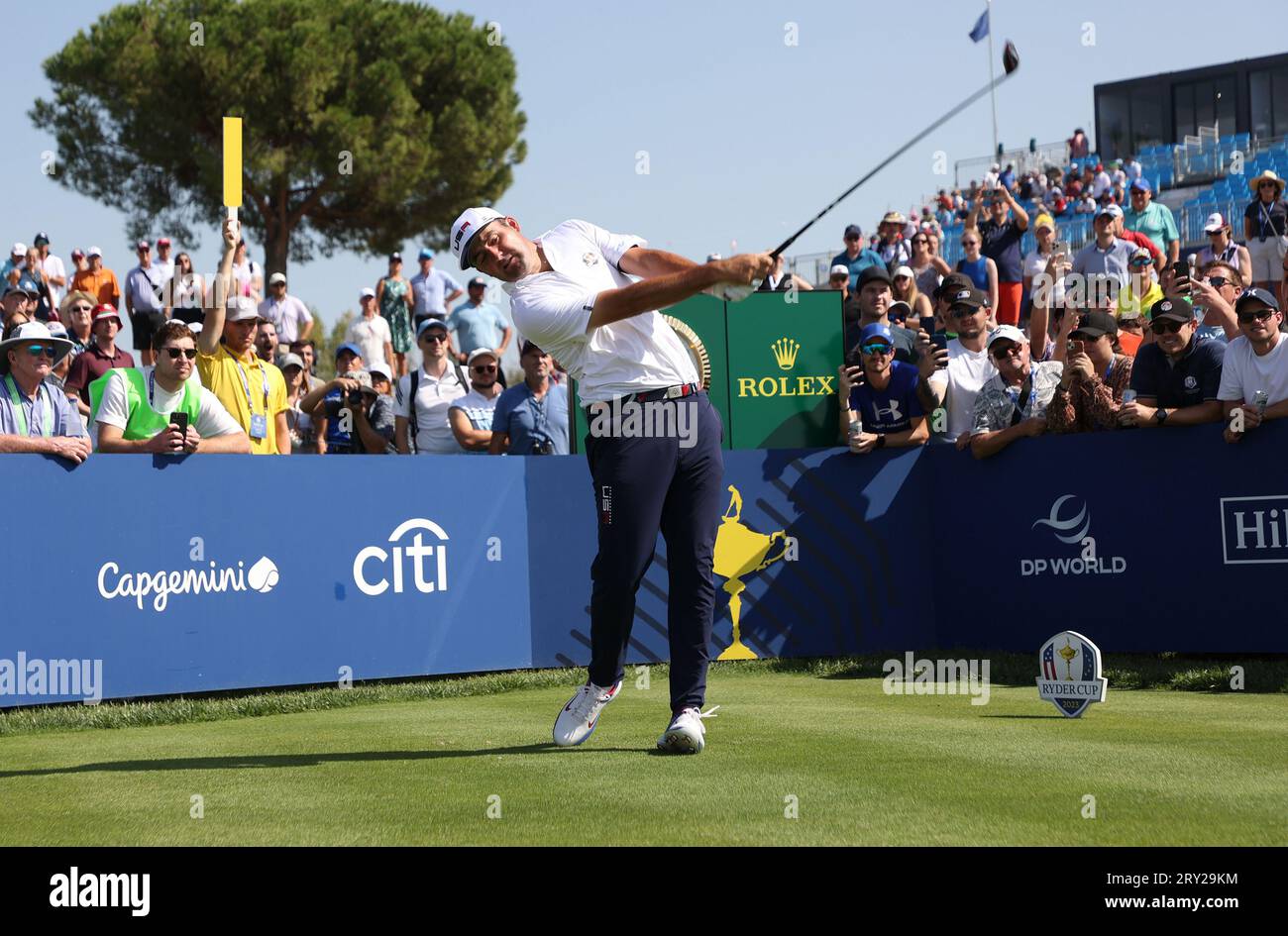 Rom, Italien. September 2023 28. Scottie Scheffler aus den USA fährt am 28. September 2023 beim Ryder Cup 2023 im Marco Simone Golf Club in Rom, Italien, auf dem 16. Abschlag. UPI/Alamy Live News Stockfoto