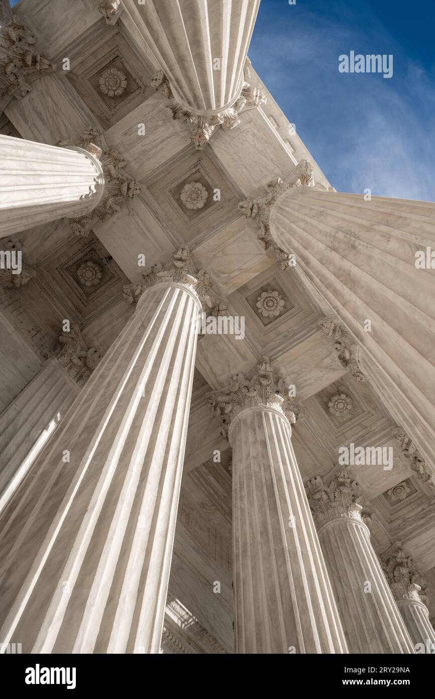 Imposante Fassade des US Suprement Court in Washington, D.C. mit blauem Himmel und Kopierraum. Stockfoto