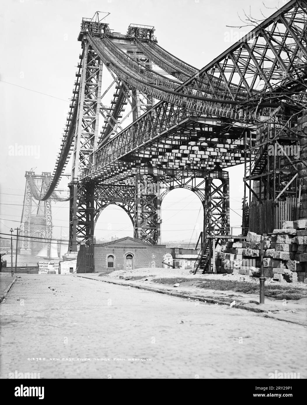 New East River Bridge von Brooklyn, New York, CA. 1902 wurde die neue Brücke über den East River von Brooklyn nach Manhattan später Williamsburg Bridge genannt, die am 19. Dezember 1903 eröffnet wurde. Stockfoto