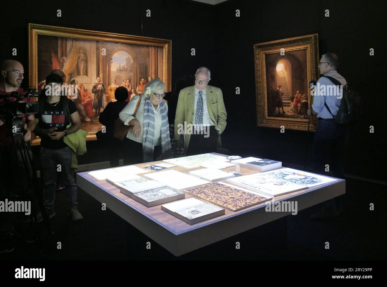 Einweihung des dritten Ausstellungsprojekts des Jahres in der Accademia Carrara mit einem Konzert in Anwesenheit des Bürgermeisters Giorgio Gori. Ein Wechsel zwischen Wahrheit und Darstellung zwischen Malerei und Musik. Stockfoto