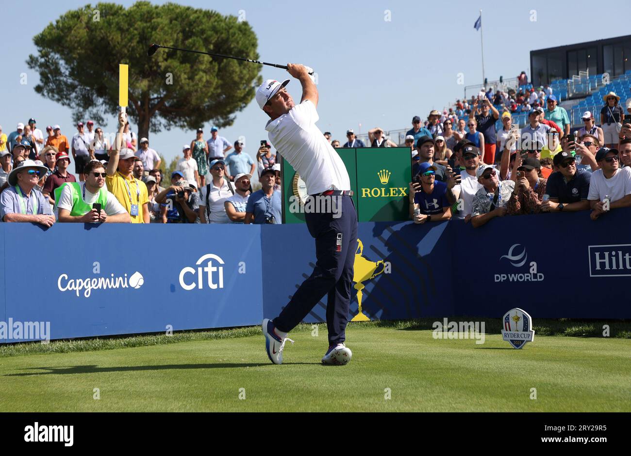 Rom, Italien. September 2023 28. Scottie Scheffler aus den USA fährt am 28. September 2023 beim Ryder Cup 2023 im Marco Simone Golf Club in Rom, Italien, auf dem 16. Abschlag. UPI/Alamy Live News Stockfoto