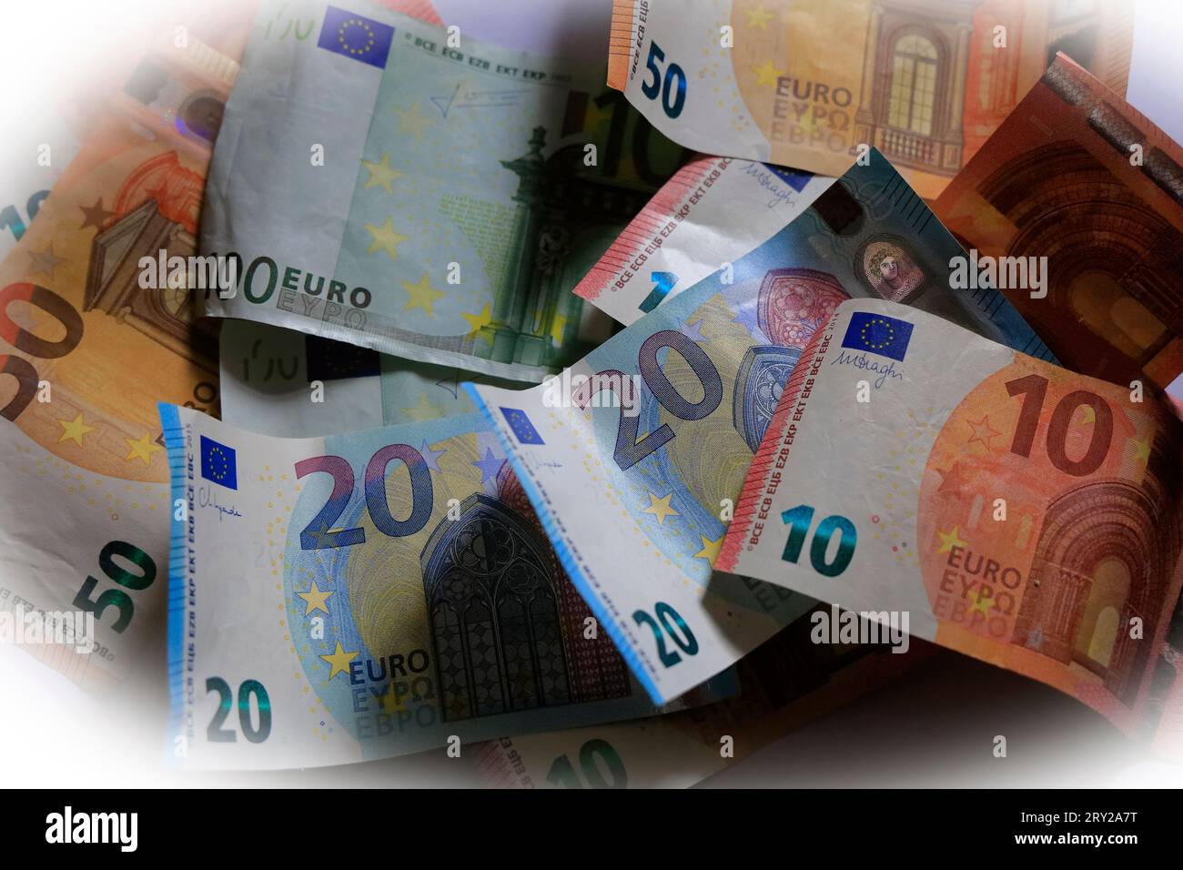 Verstreute Ansammlung von Euro-Banknoten mit verschiedenen Stückelungen 10 Euro, 20 Euro, 50 Euro, 100 Euro. Studio. September 2023 Stockfoto