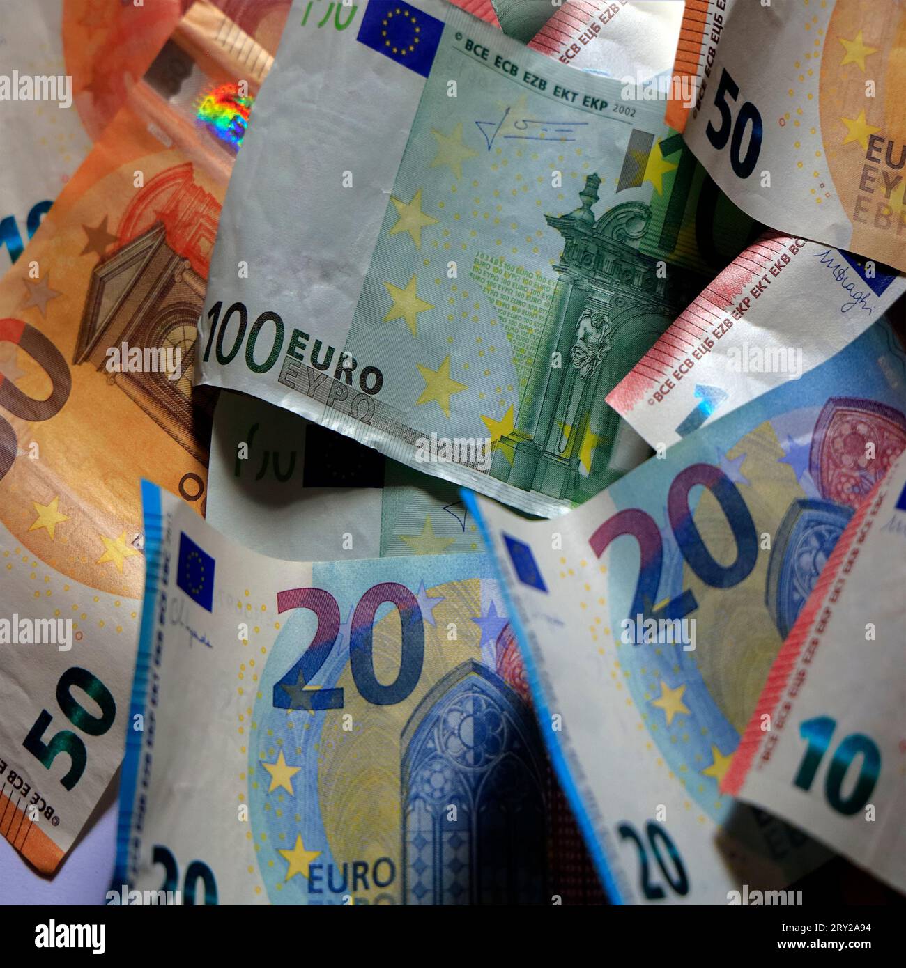Verstreute Ansammlung von Euro-Banknoten mit verschiedenen Stückelungen 10 Euro, 20 Euro, 50 Euro, 100 Euro. Studio. September 2023 Stockfoto
